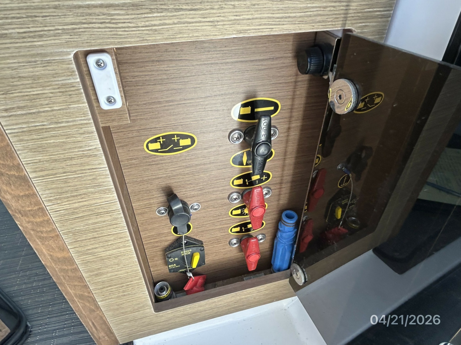 Jeanneau 895 electrical panel1