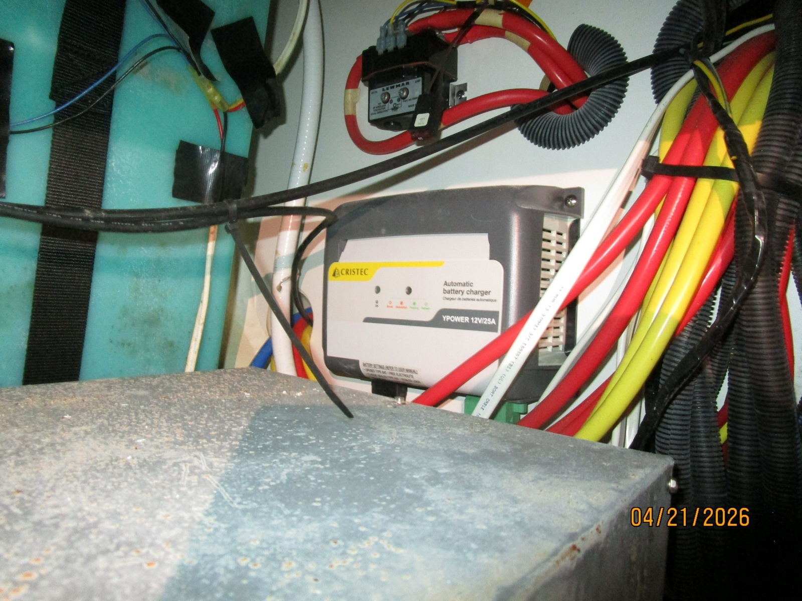 Jeanneau 895 battery charger