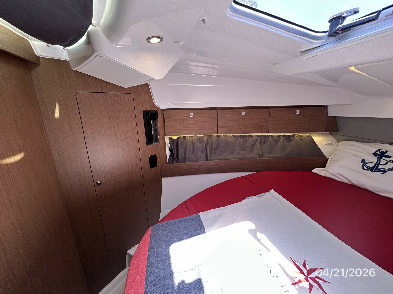 Jeanneau 895 master stateroom port