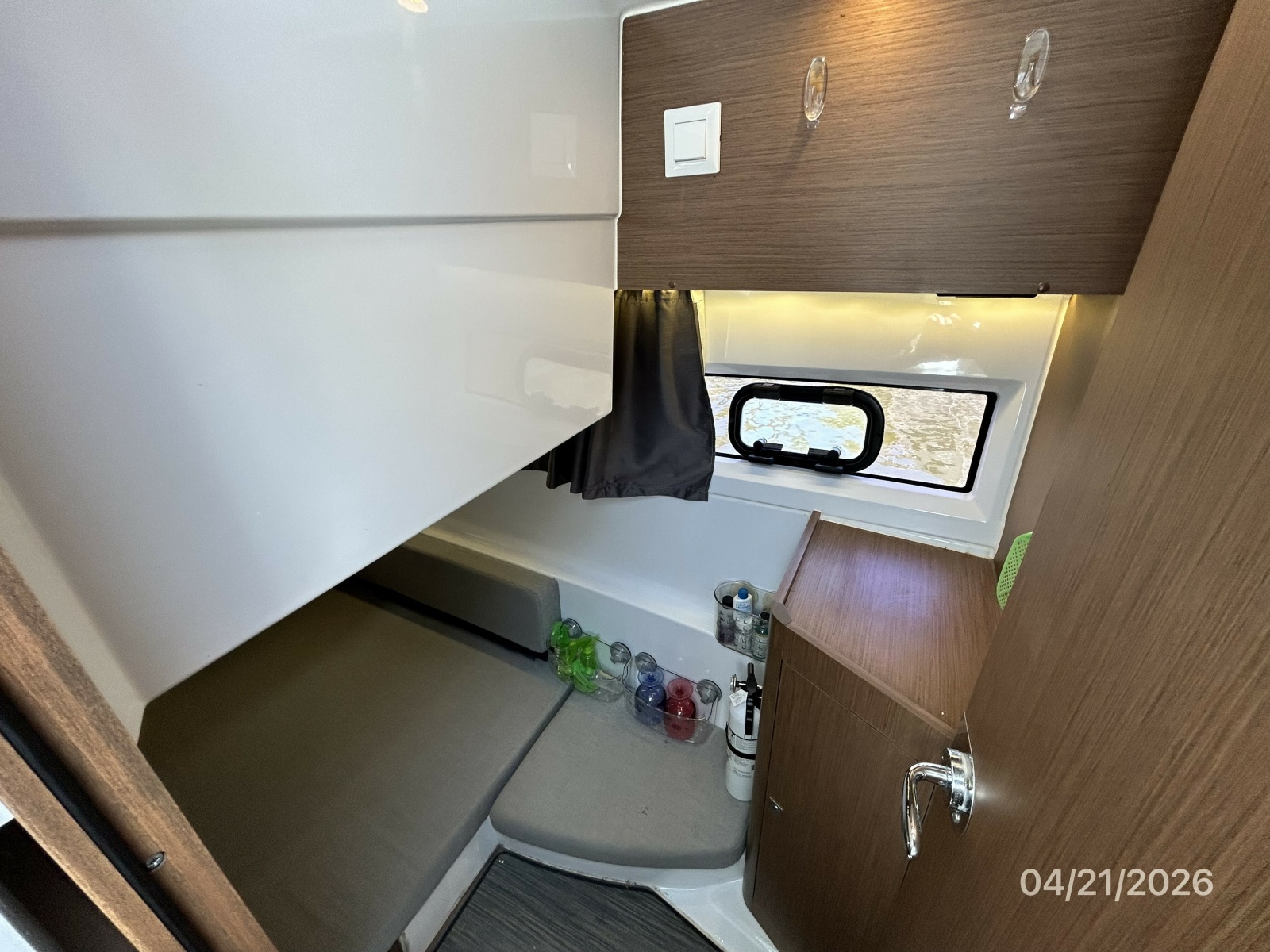 Jeanneau 895 guest stateroom1