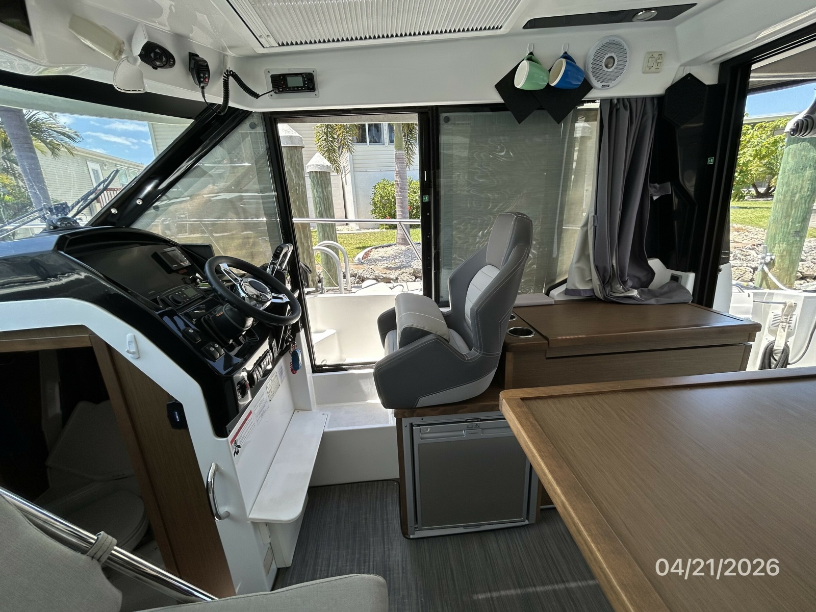 Jeanneau 895 salon starboard