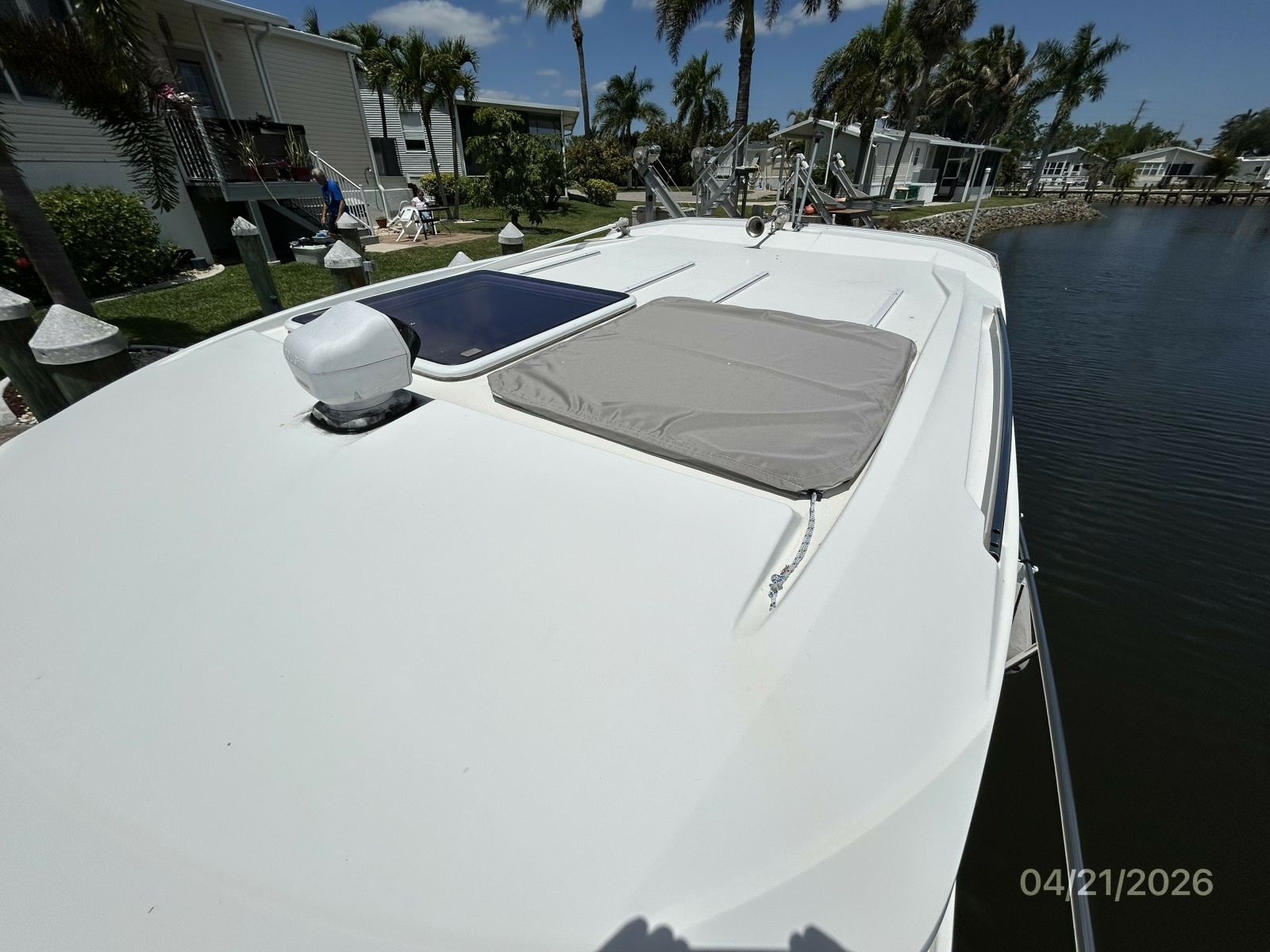 Jeanneau 895 cabin top