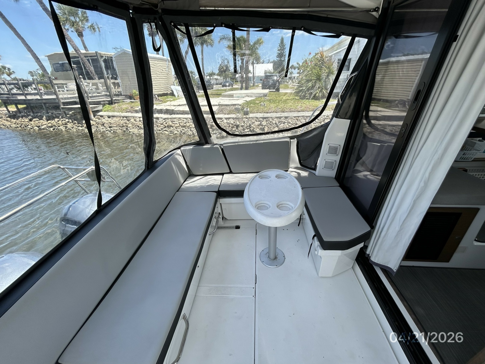 Jeanneau 895 cockpit port