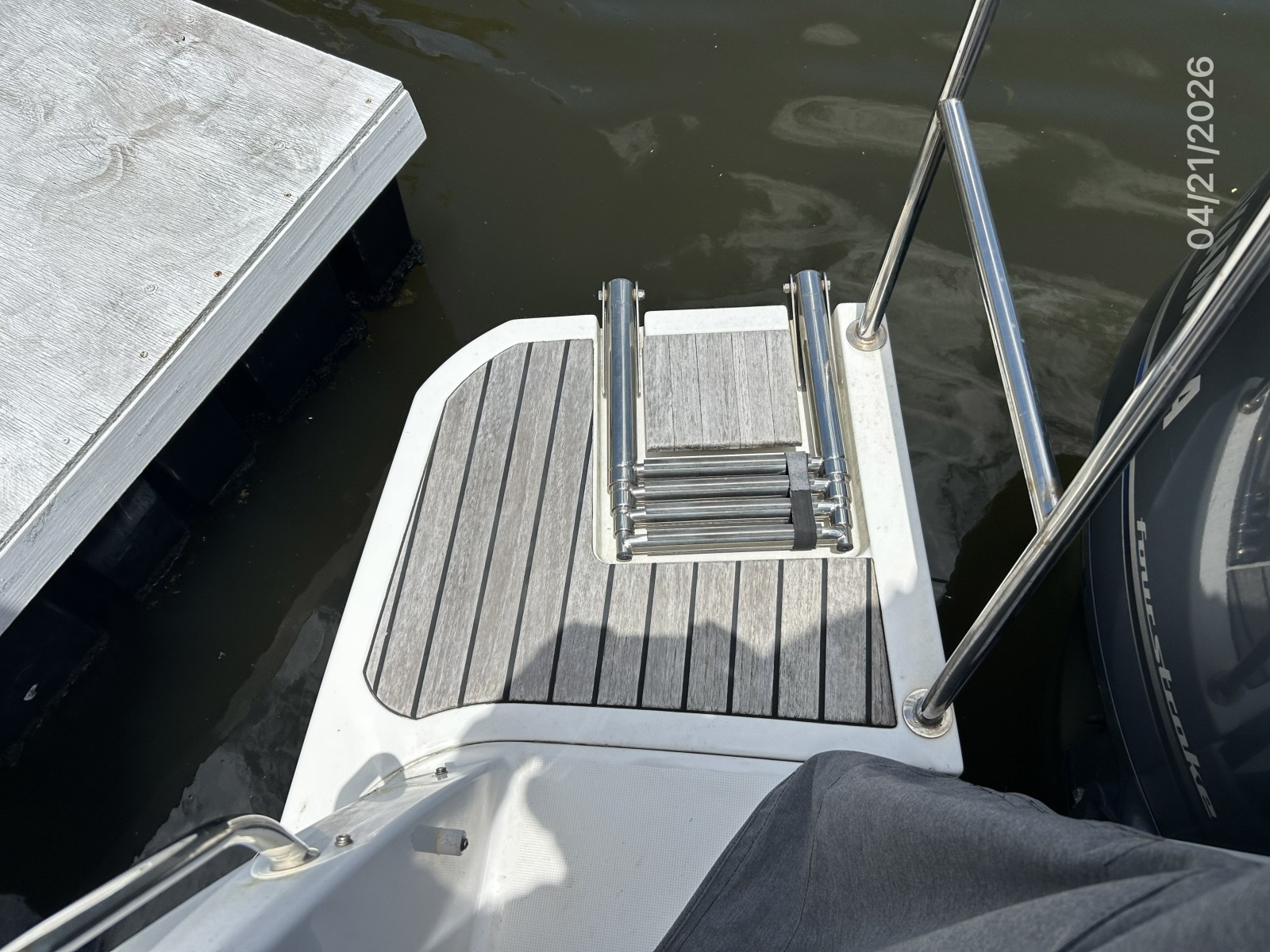 Jeanneau 895 starboard swimplatform