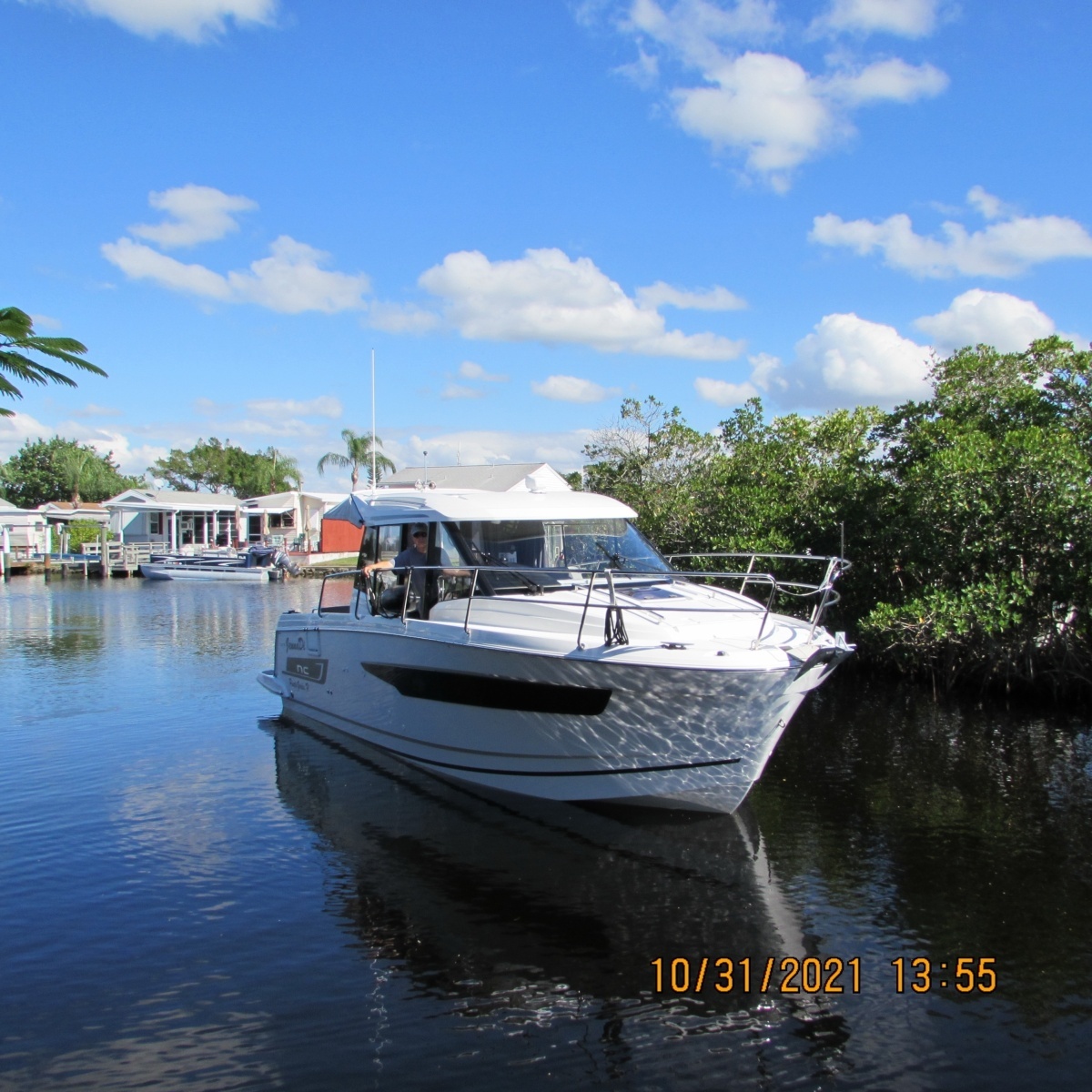 Jeanneau 895 starboard forward profile1