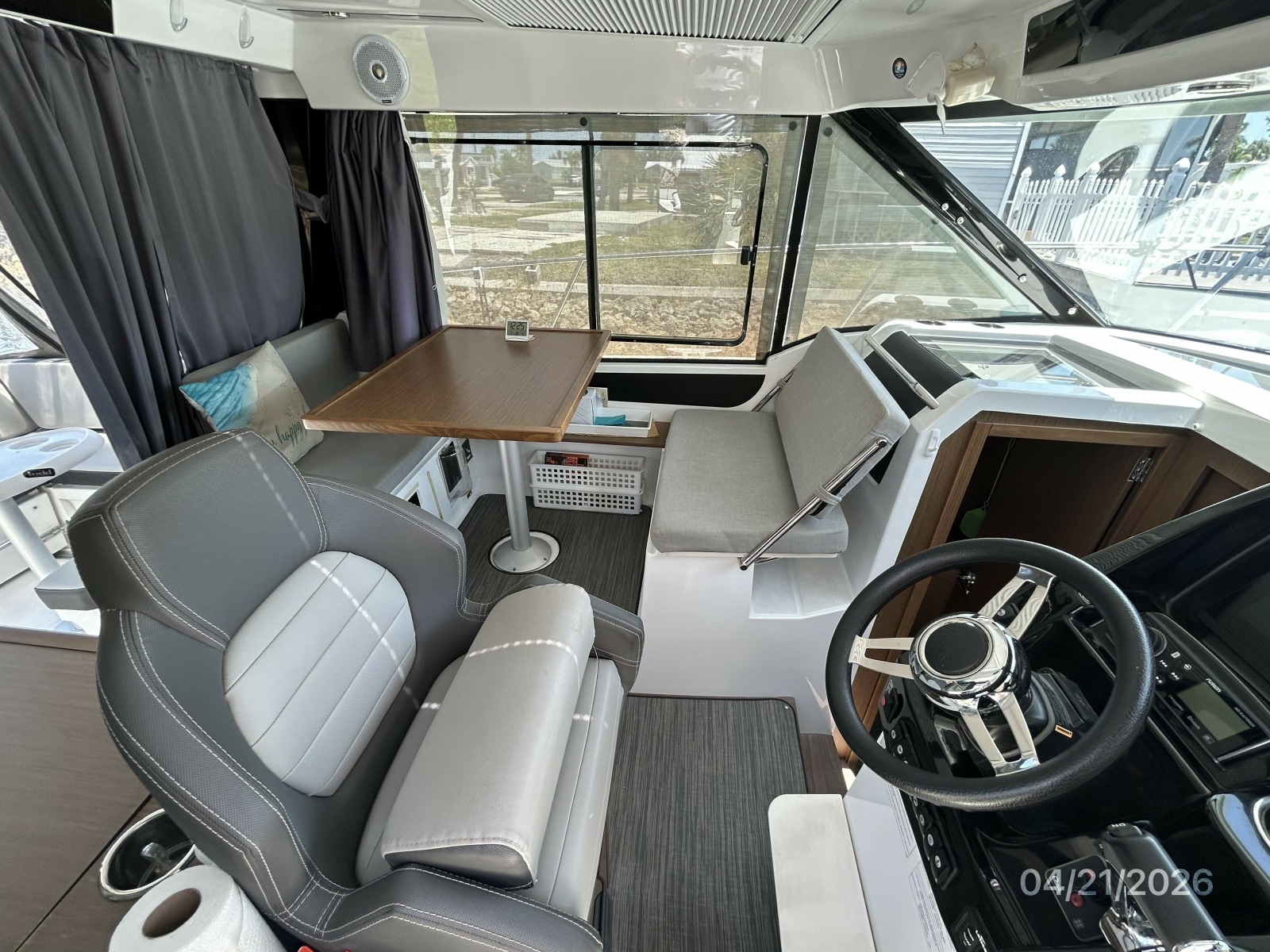 Jeanneau 895 salon port