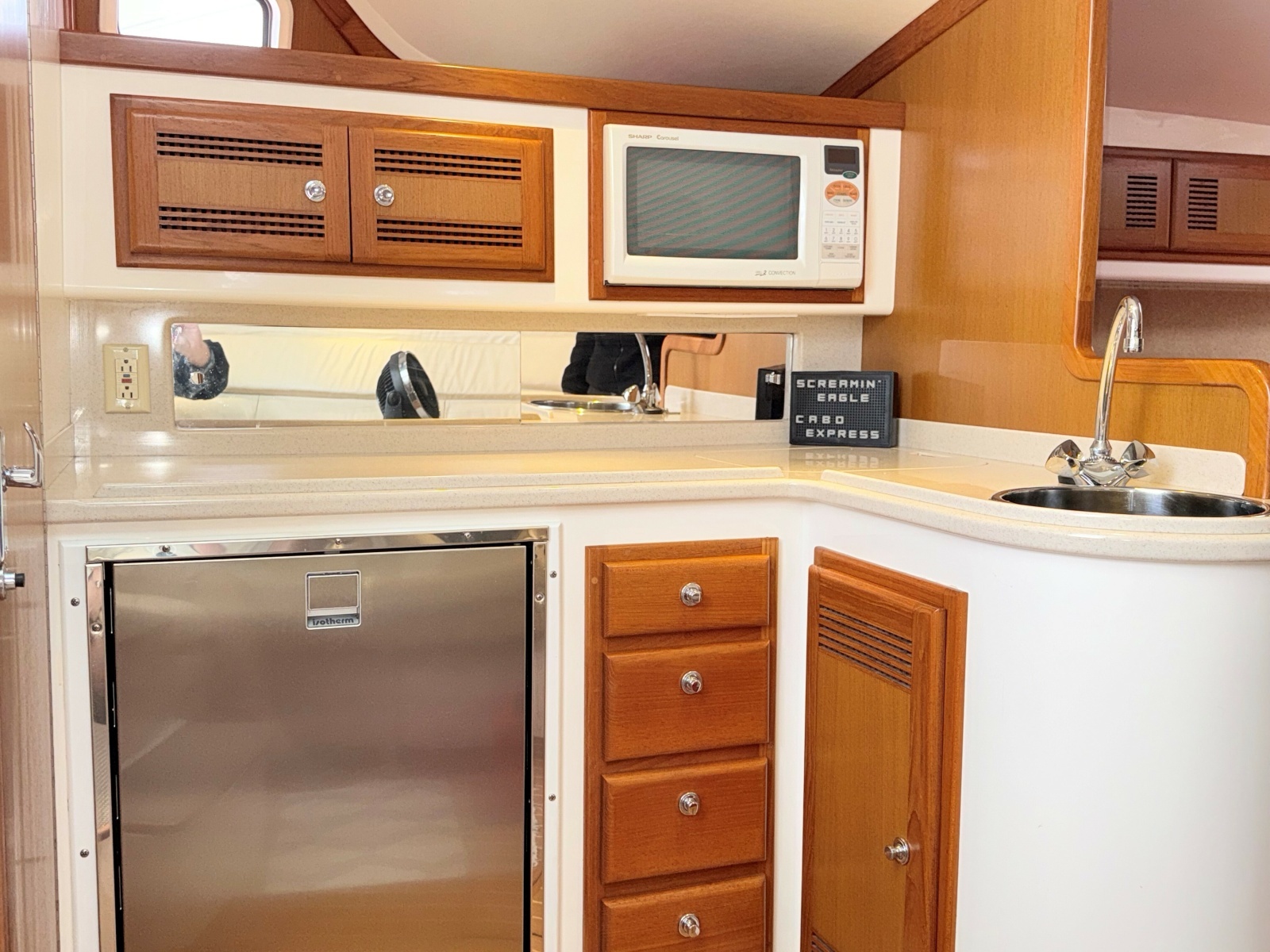 Cabo 35 SCREAMIN' EAGLE - Galley