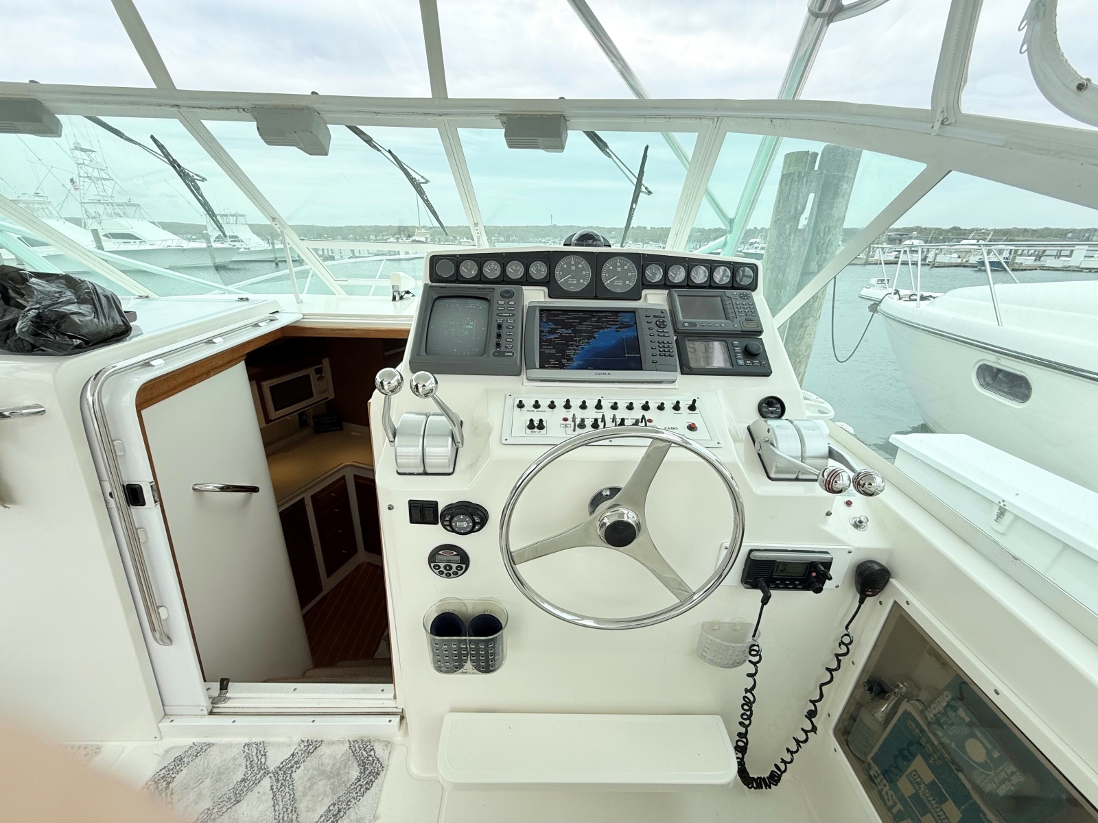 Cabo 35 SCREAMIN' EAGLE - Helm Station