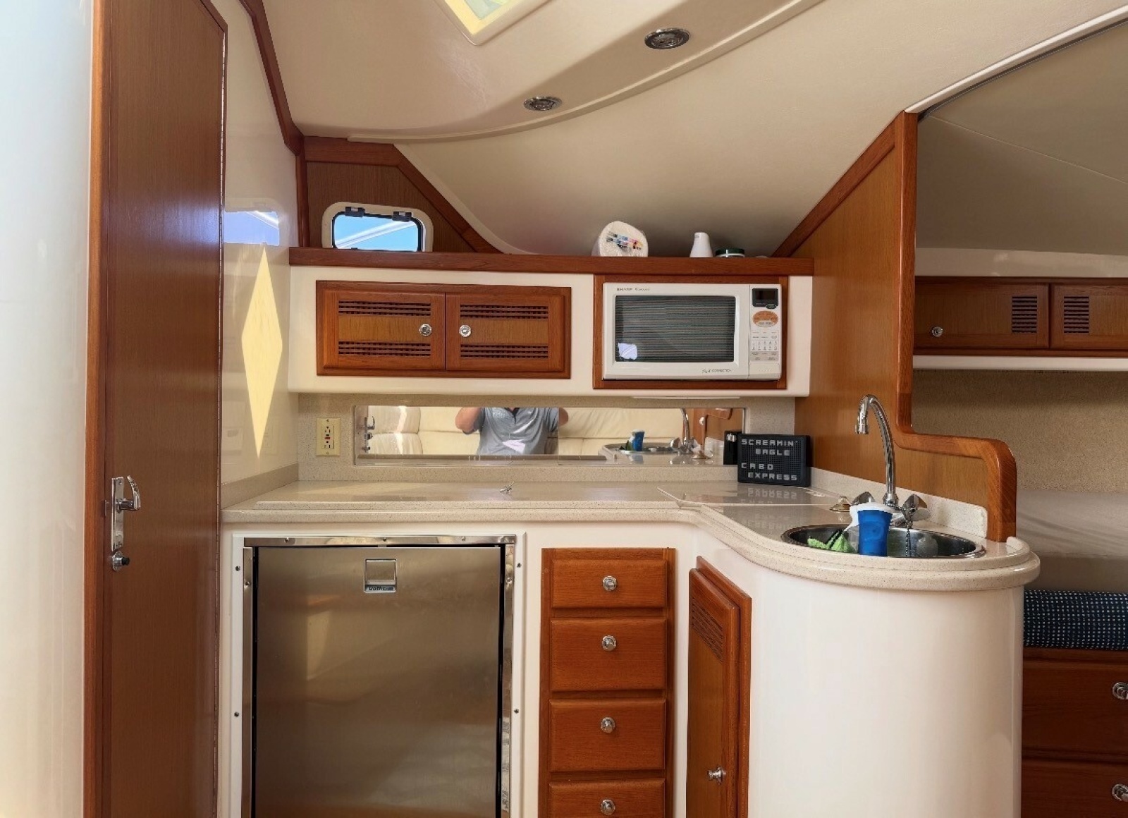Cabo 35 SCREAMIN' EAGLE - Galley