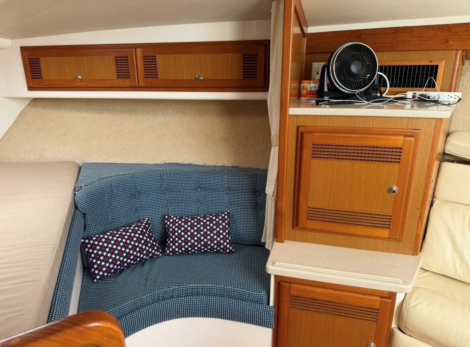 Cabo 35 SCREAMIN' EAGLE - Cabin Seating