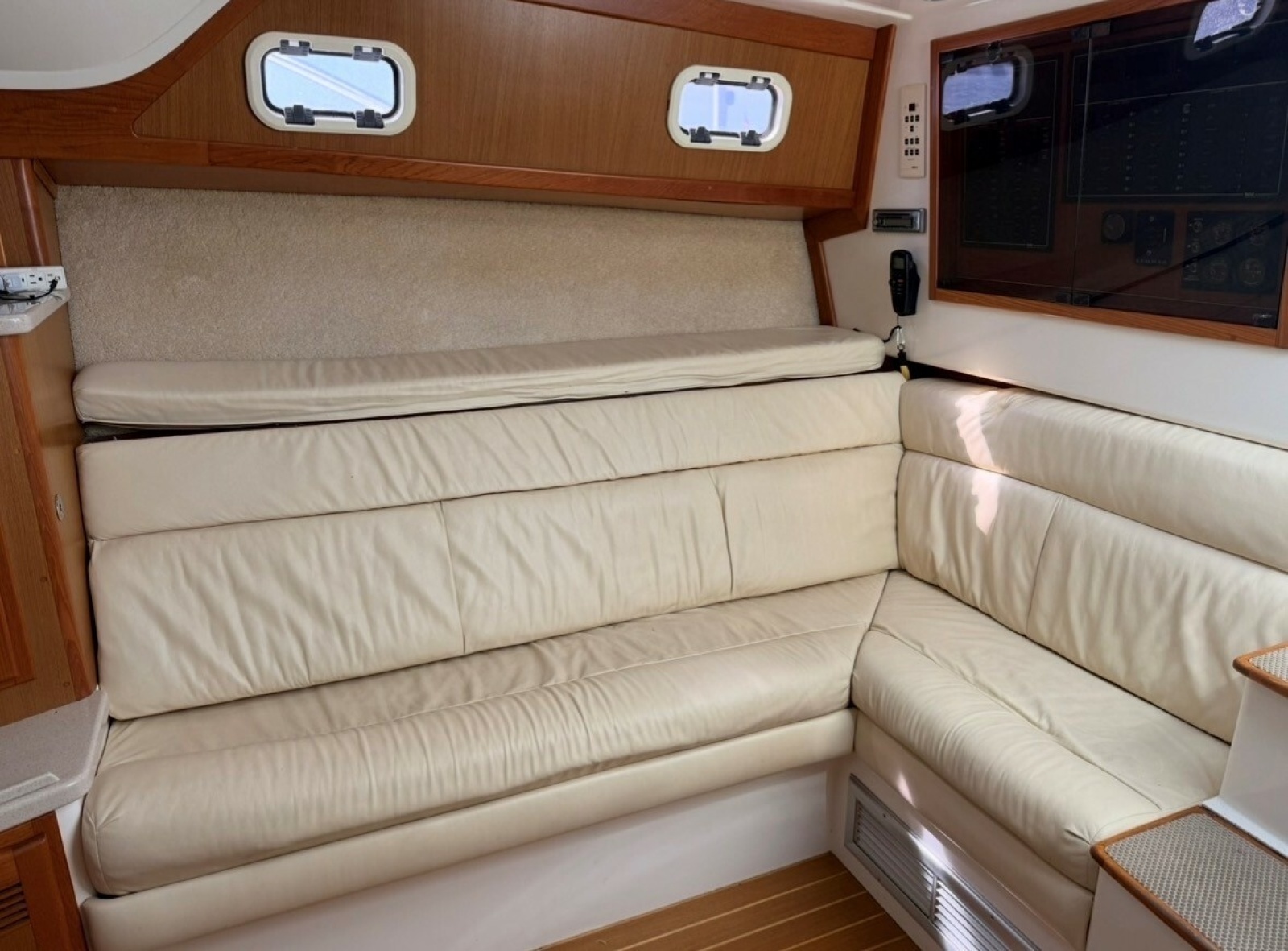 Cabo 35 SCREAMIN' EAGLE - Cabin Seating