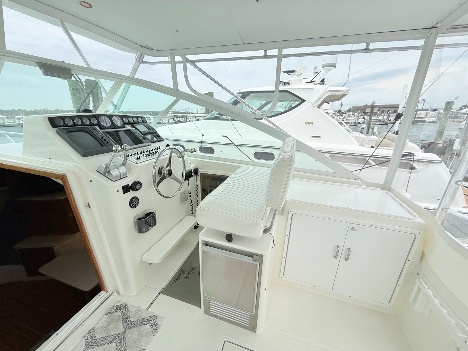 Cabo 35 SCREAMIN' EAGLE - Helm Station