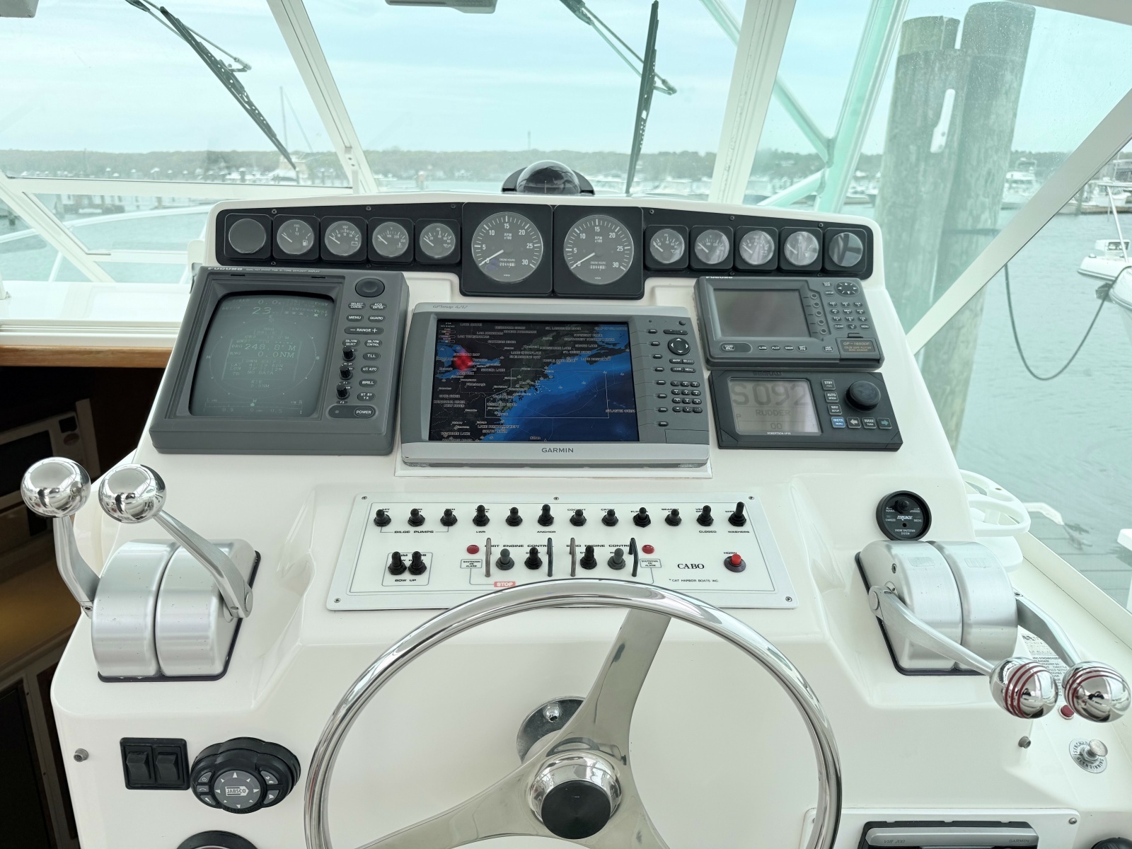 Cabo 35 SCREAMIN' EAGLE - Helm Station