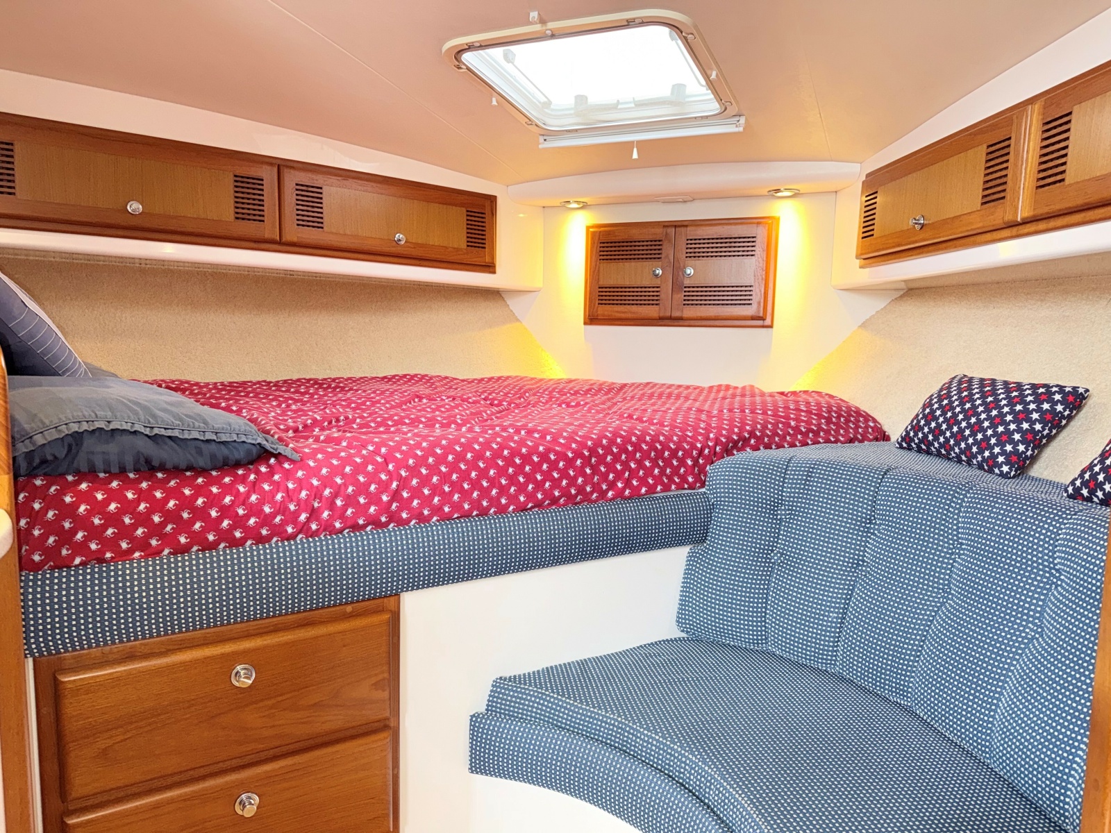 Cabo 35 SCREAMIN' EAGLE - Cabin Accomodations