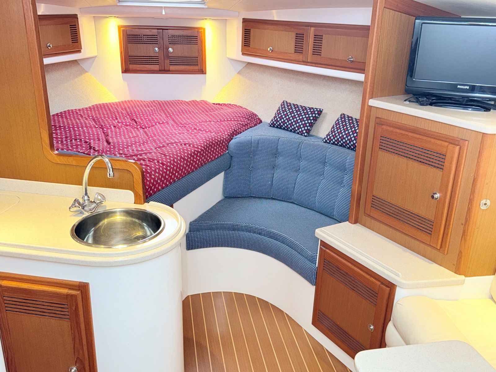 Cabo 35 SCREAMIN' EAGLE - Cabin Accomodations