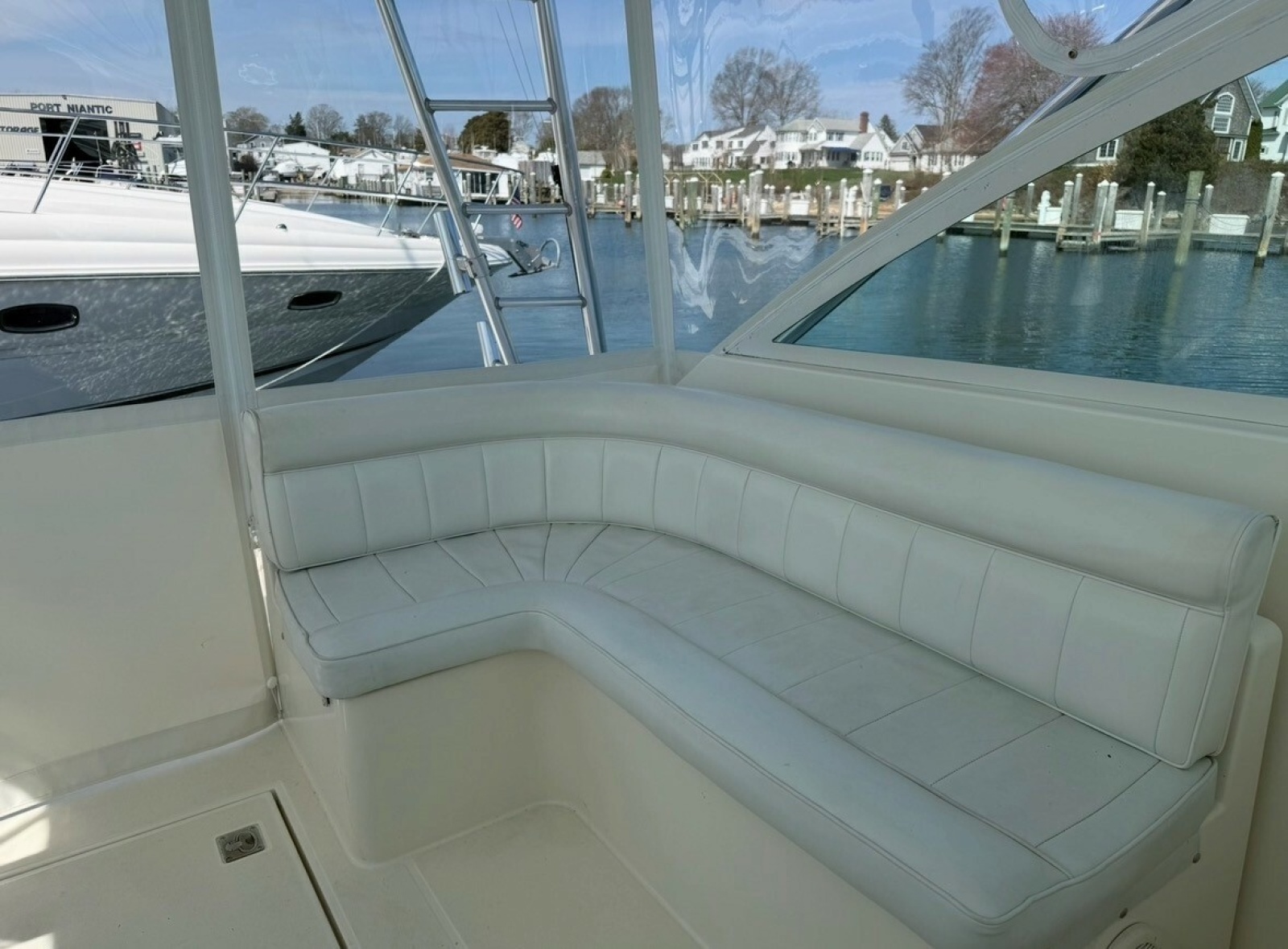 Cabo 35 SCREAMIN' EAGLE - Bridge Seating