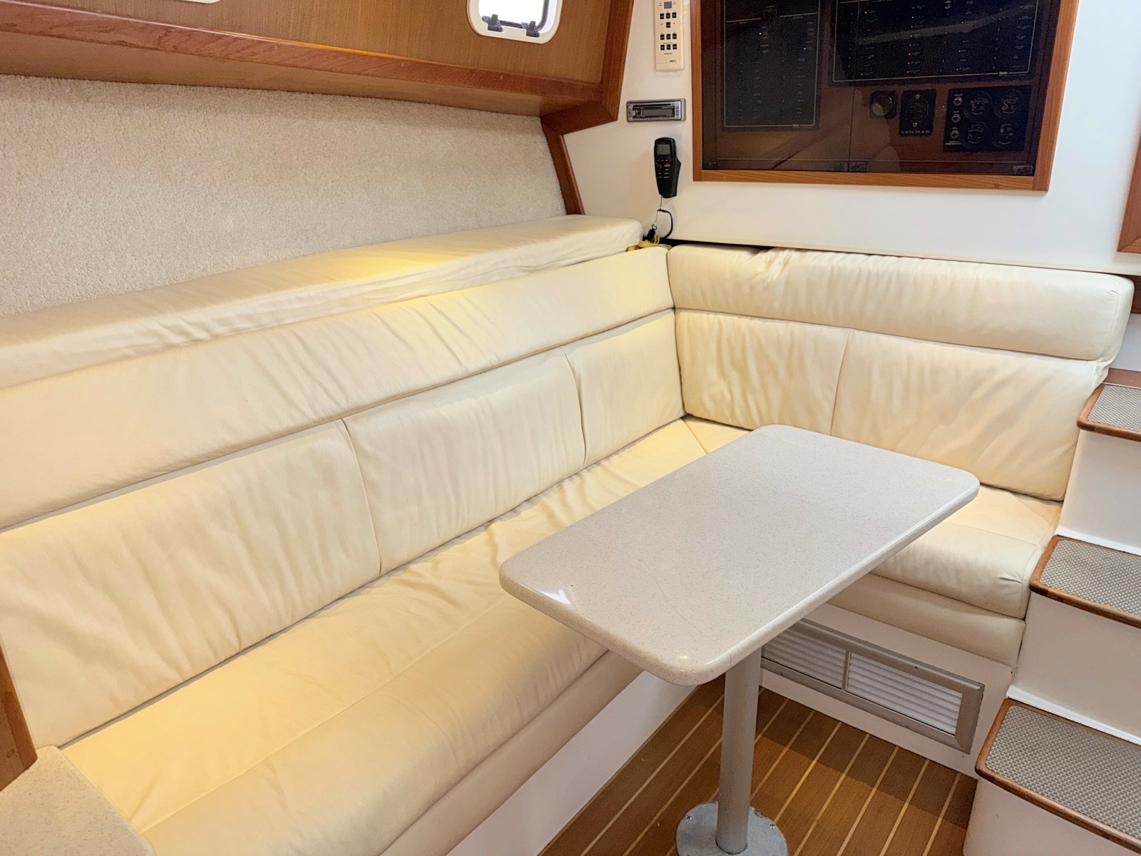 Cabo 35 SCREAMIN' EAGLE - Cabin Seating