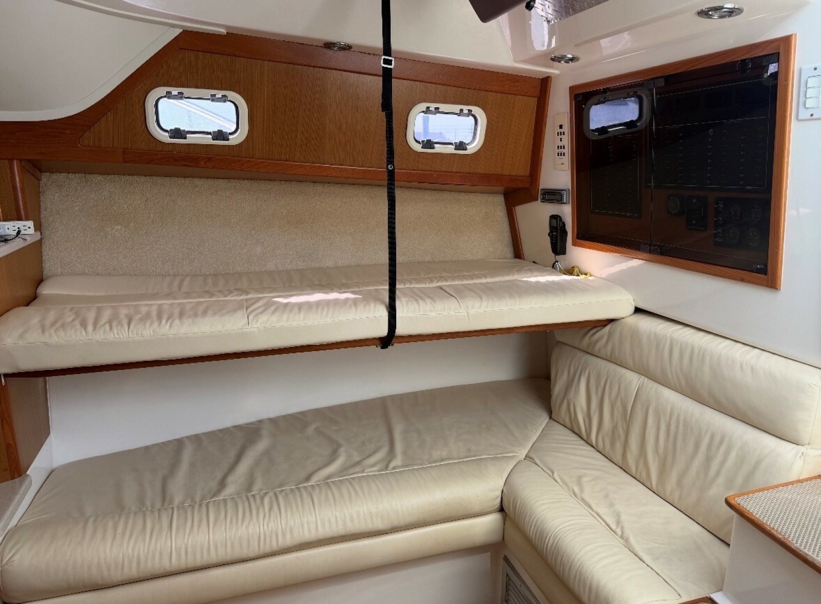 Cabo 35 SCREAMIN' EAGLE - Cabin Seating