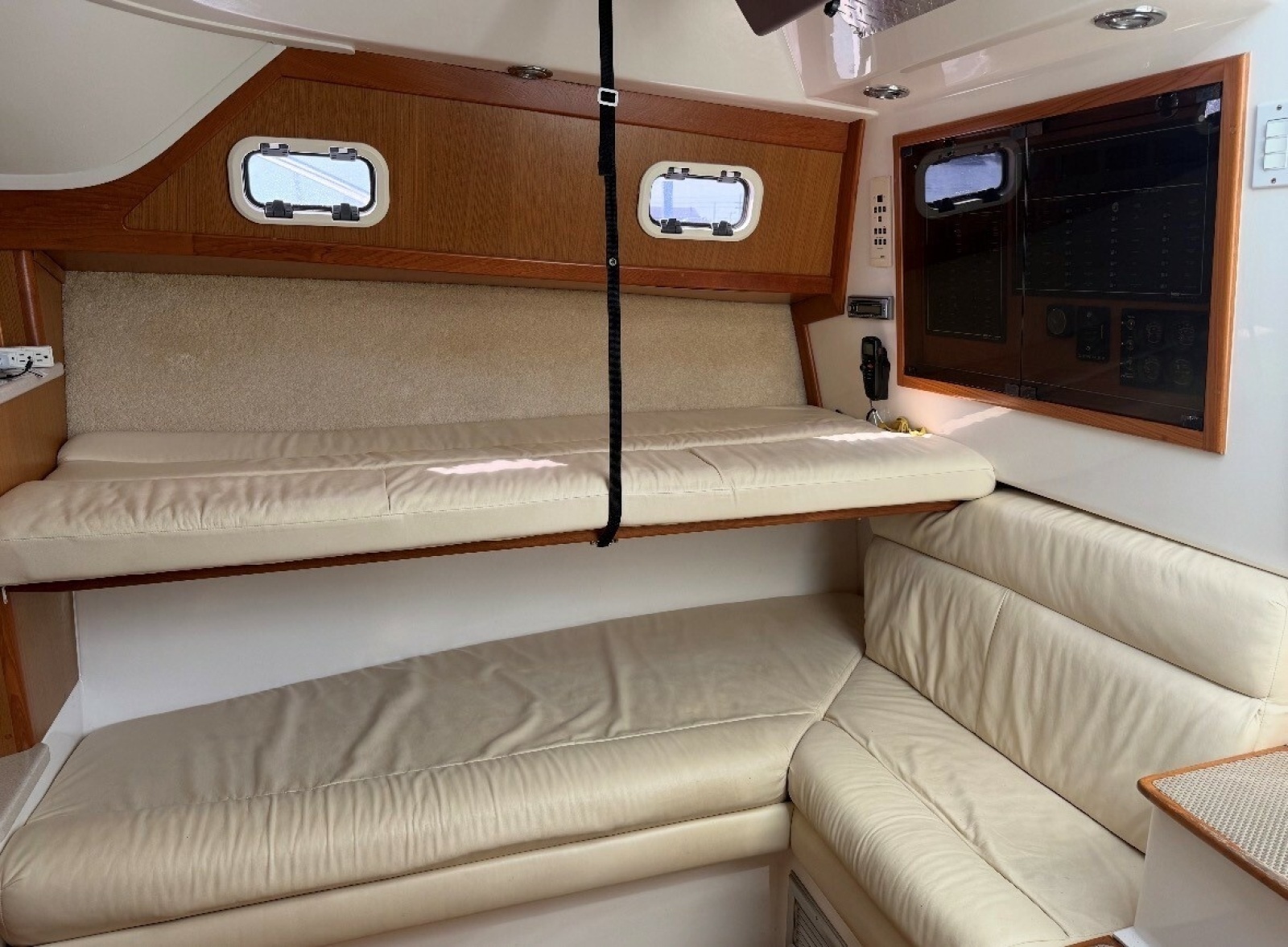 Cabo 35 SCREAMIN' EAGLE - Cabin Seating