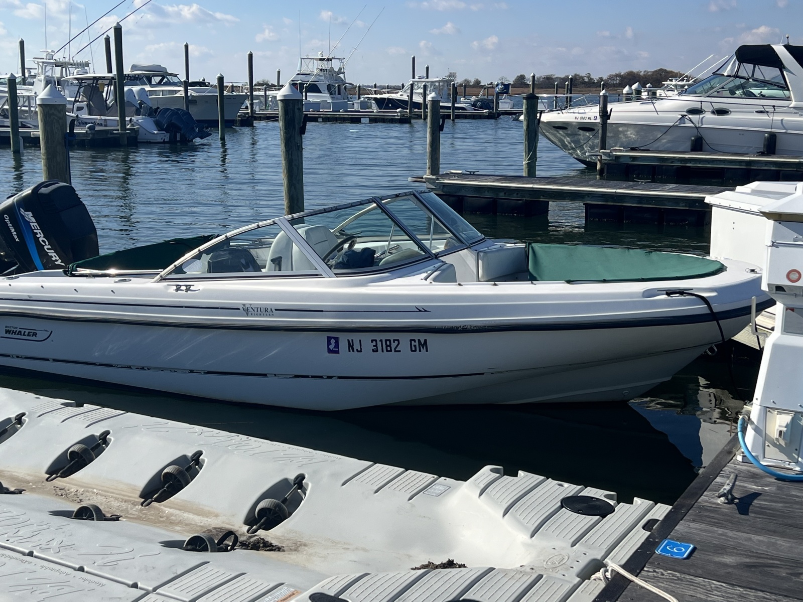 18' 2000 Boston Whaler 18 Ventura Bowrider