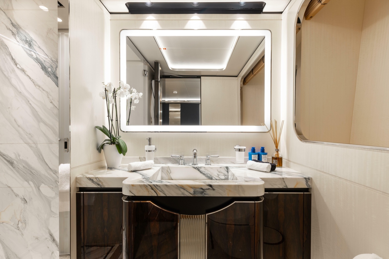 Lower Deck King Stateroom Forward Bath