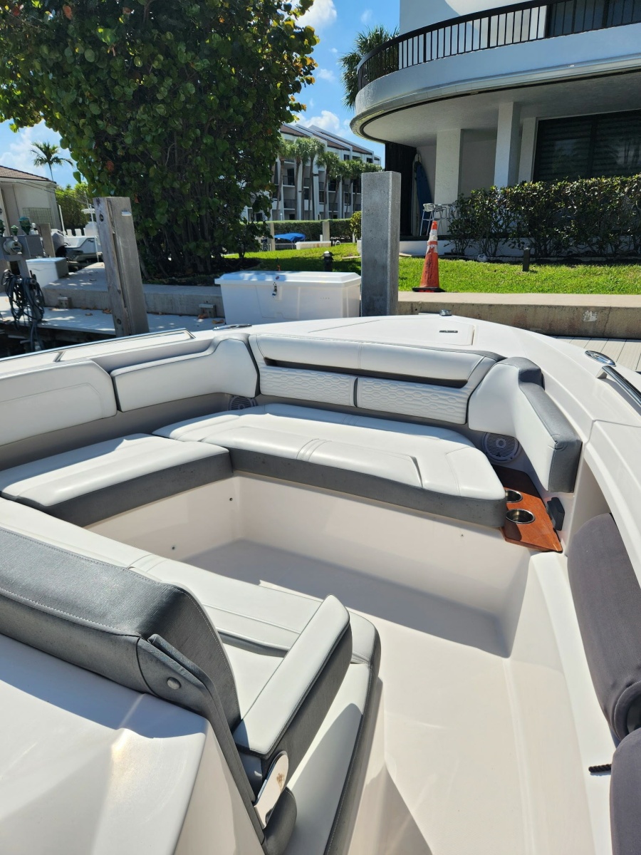 2019 Tiara Yachts 38 LS