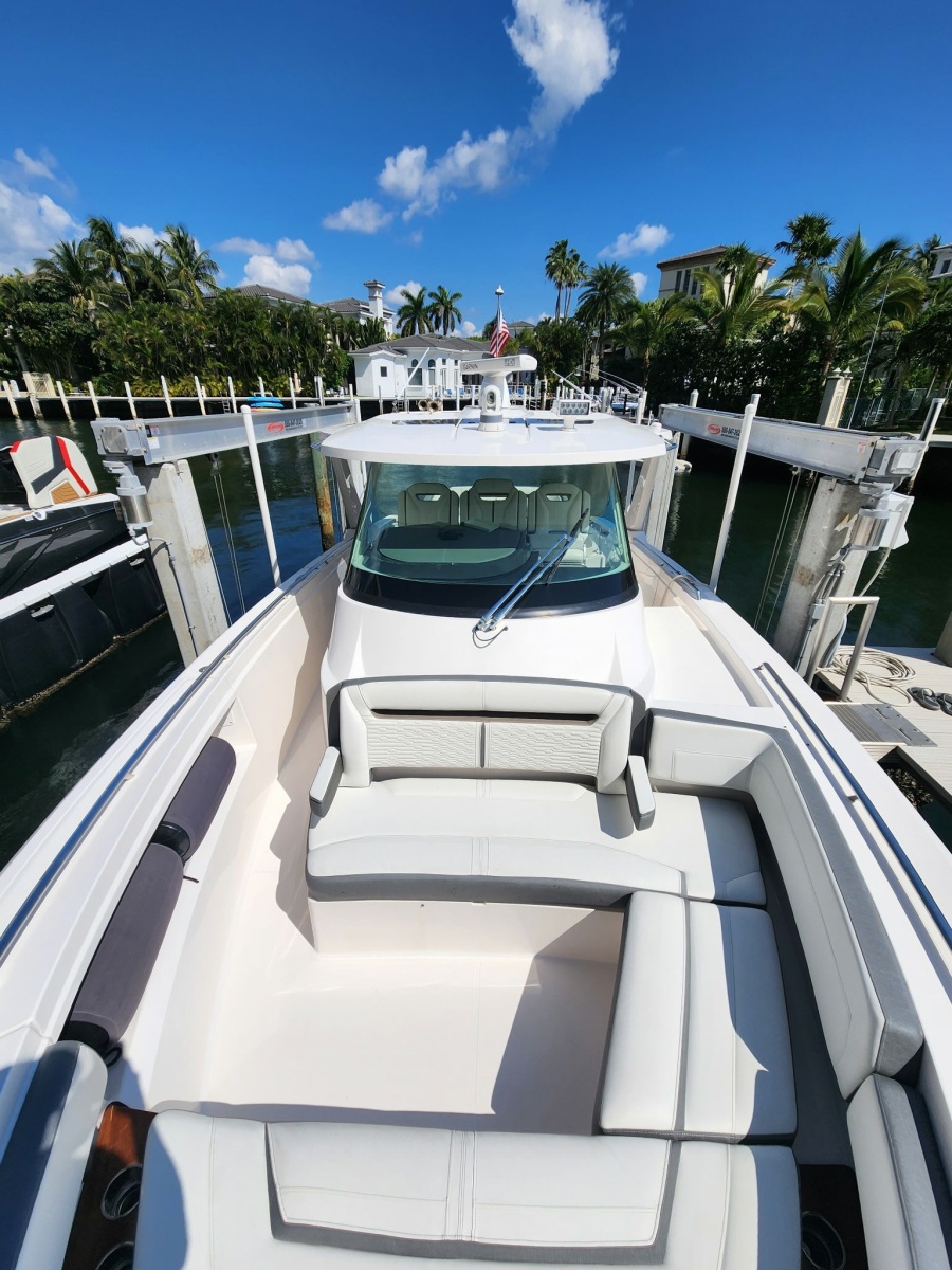 2019 Tiara Yachts 38 LS