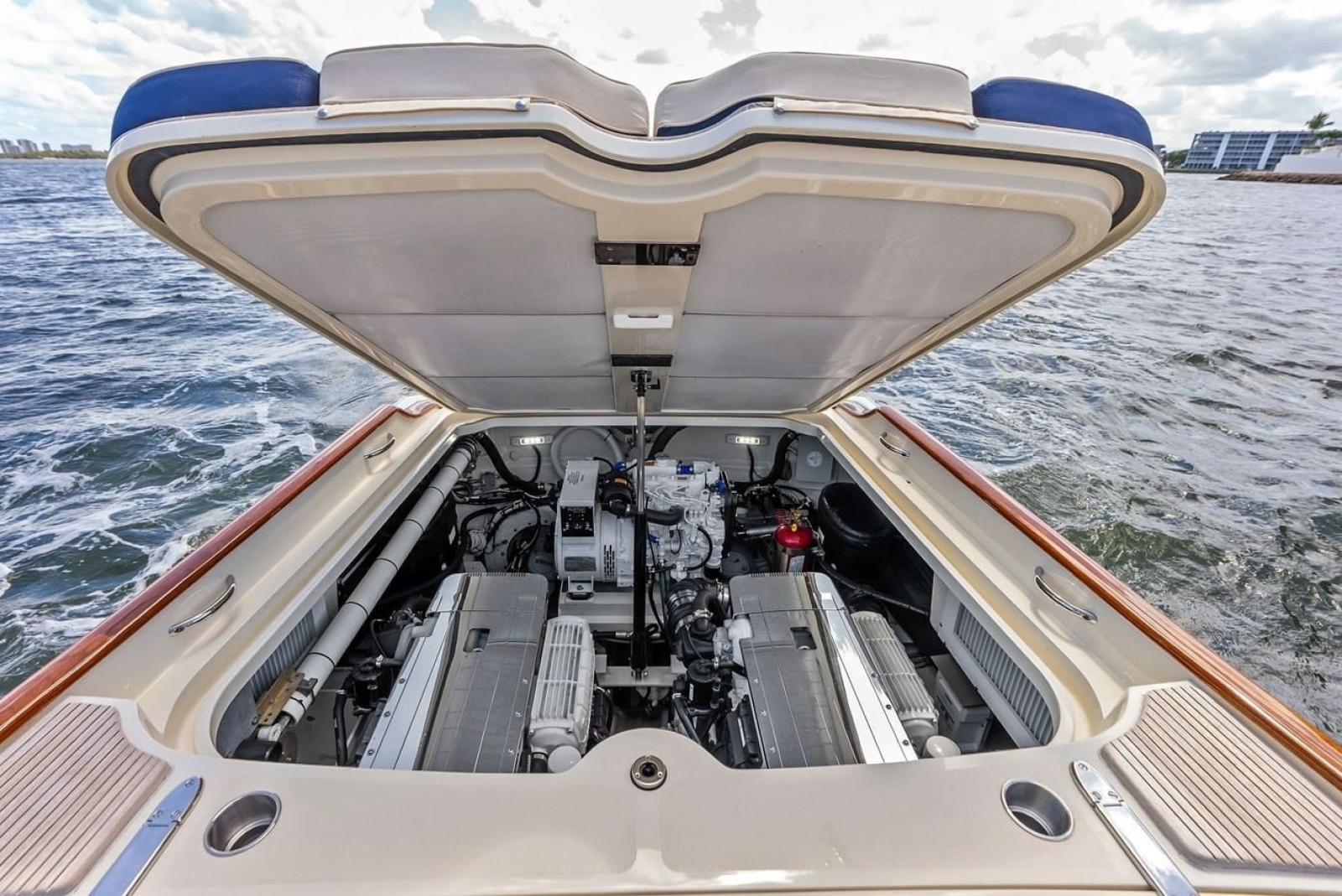 2008 Hinckley Talaria 38R