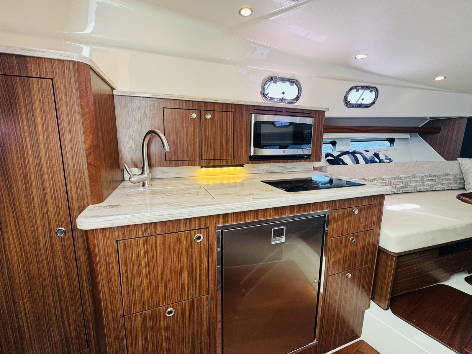 35ft Pursuit Yacht For Sale