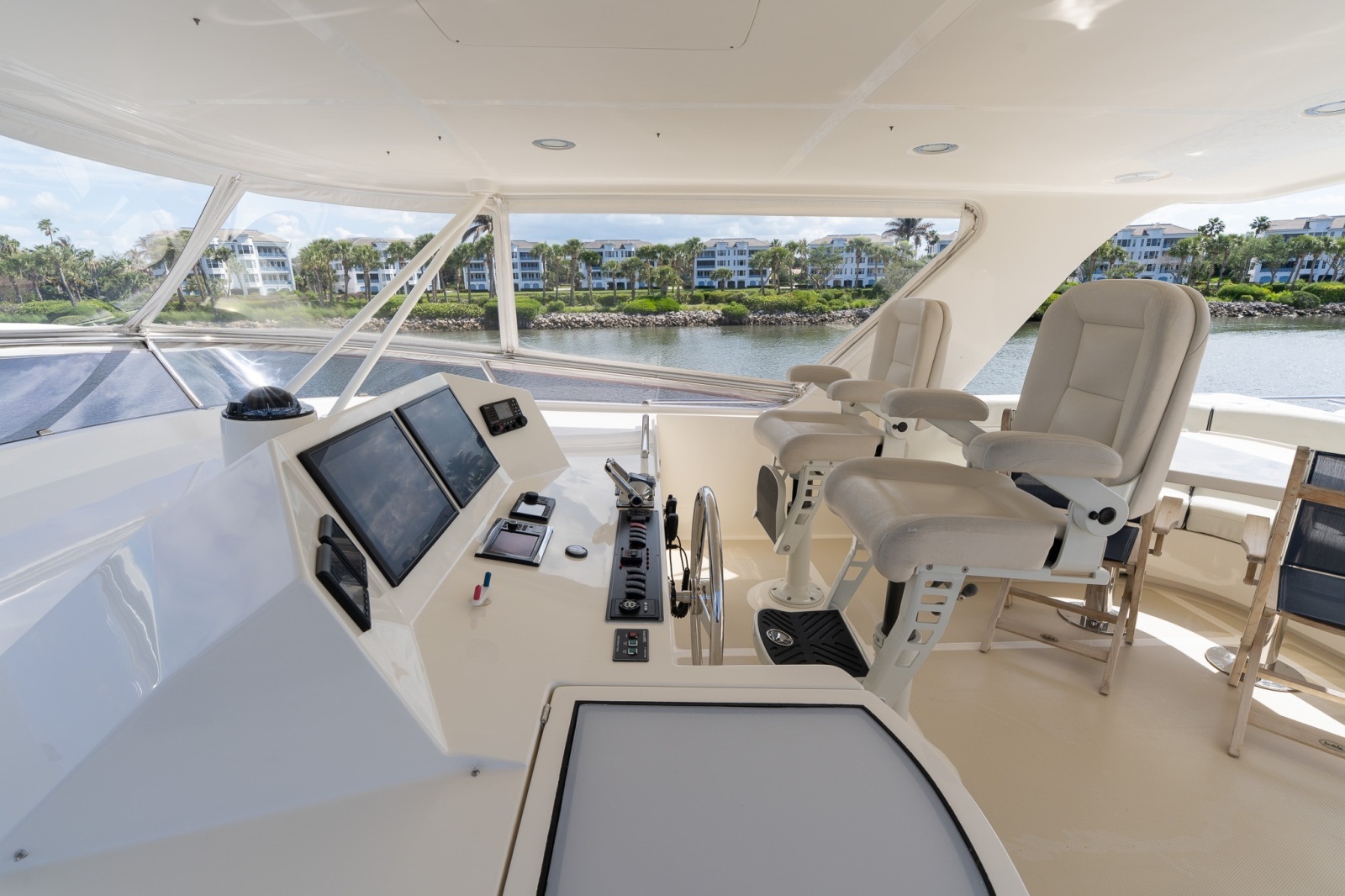 FLYBRIDGE HELM FACING STBD