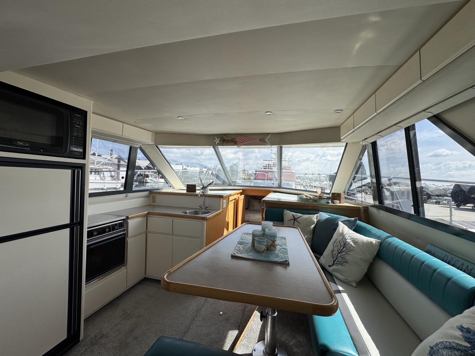 Strait Shooter 38ft Carver Yacht For Sale