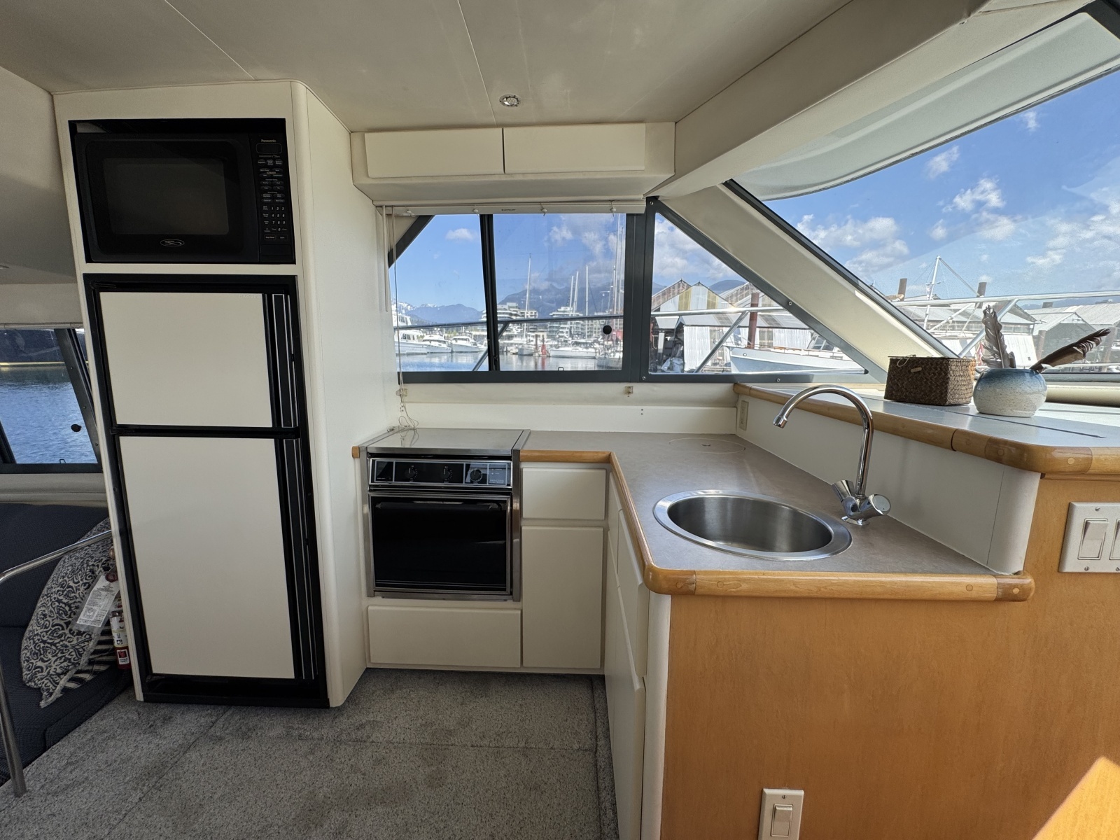 Strait Shooter 38ft Carver Yacht For Sale