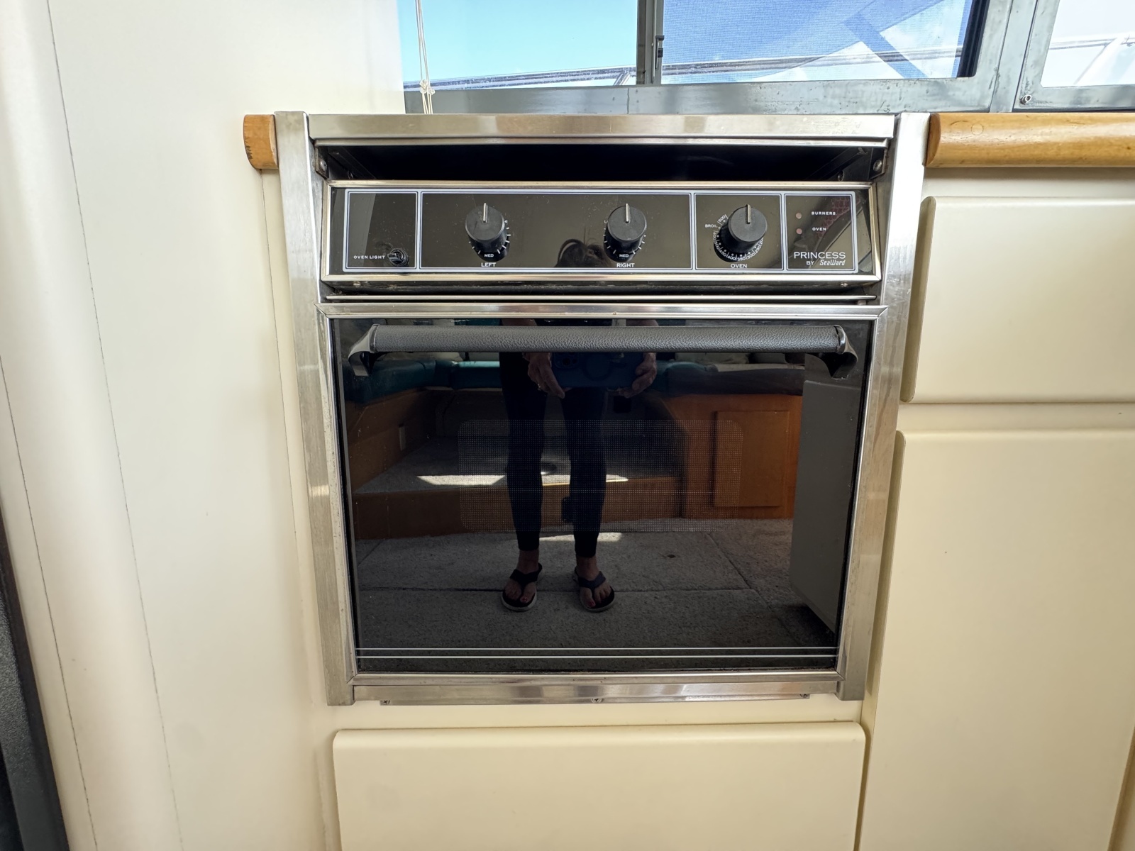 Strait Shooter 38ft Carver Yacht For Sale