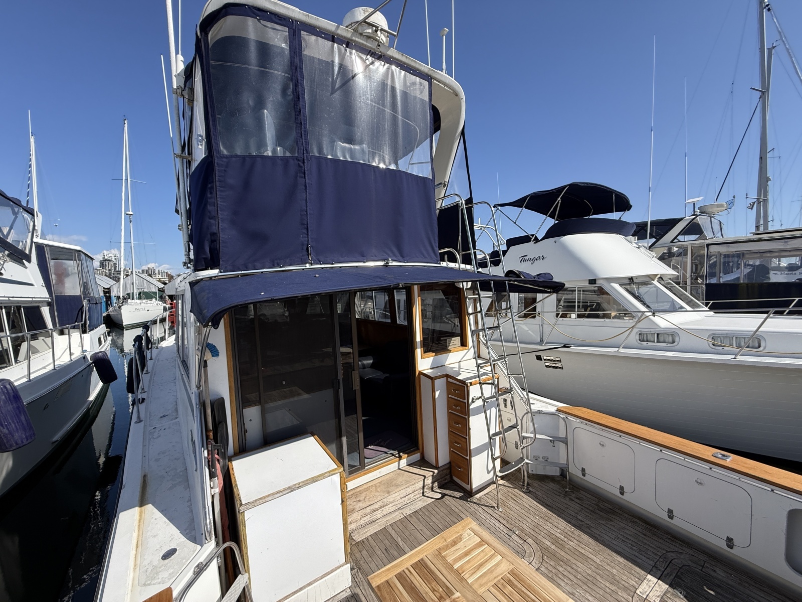 42ft Uniflite Yacht For Sale