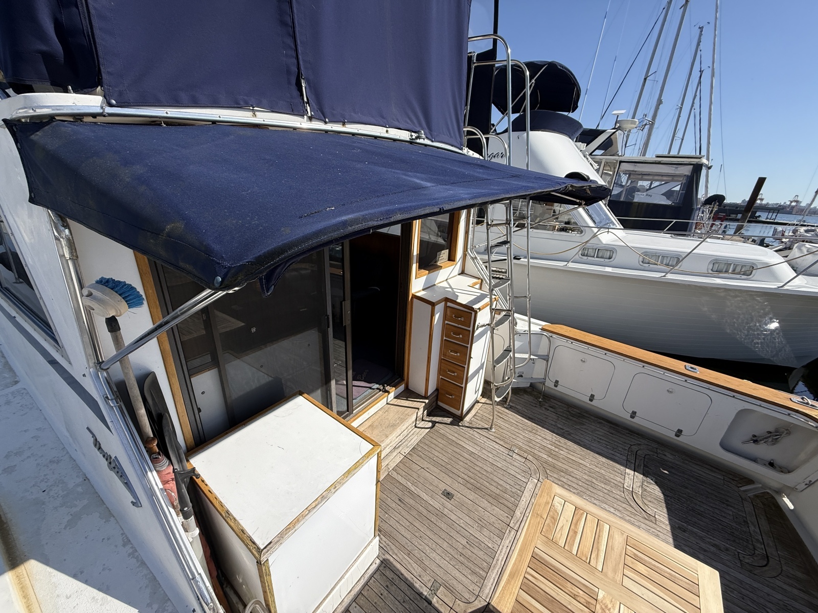 42ft Uniflite Yacht For Sale