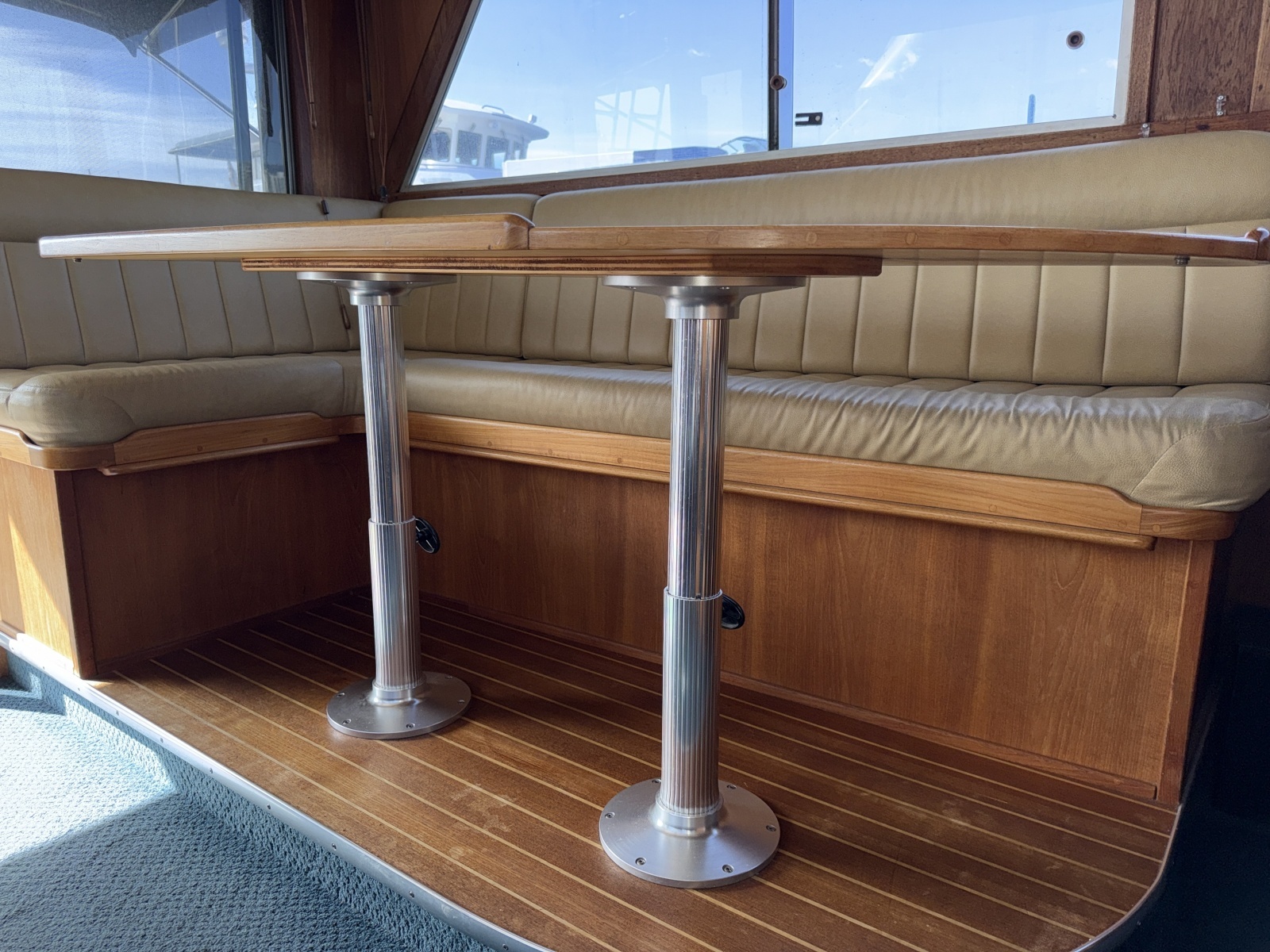 42ft Uniflite Yacht For Sale