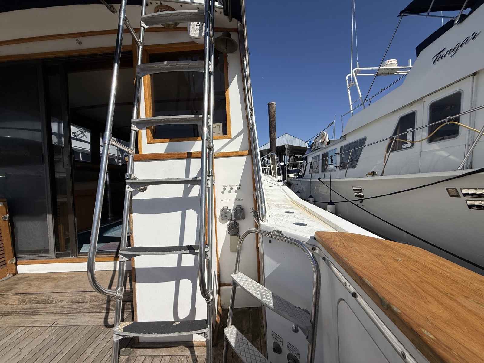 42ft Uniflite Yacht For Sale