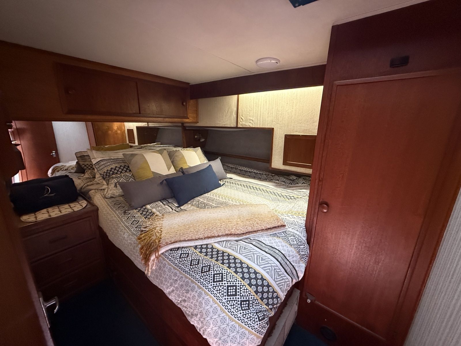 42ft Uniflite Yacht For Sale