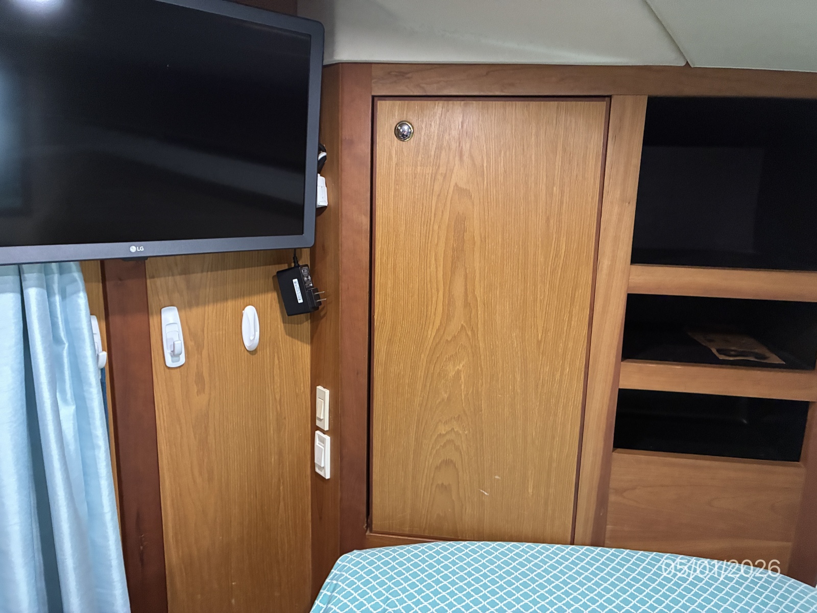 34' Luhrs Stateroom