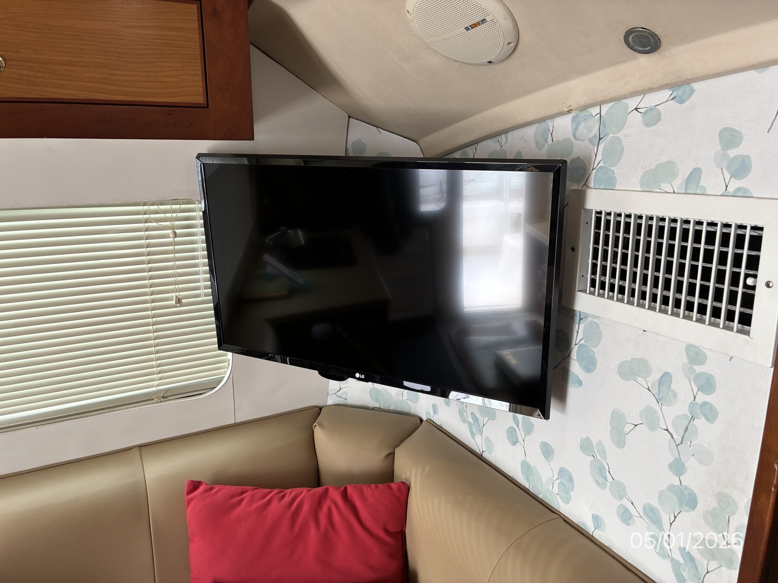34' Luhrs Salon Port