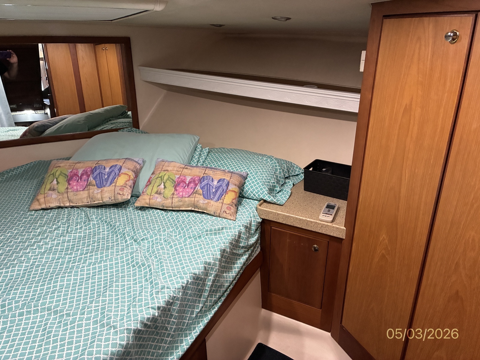 34' Luhrs Stateroom