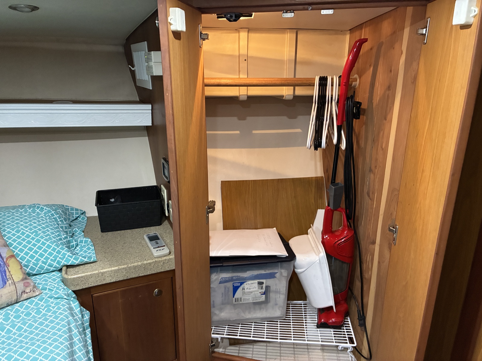 34' Luhrs Stateroom