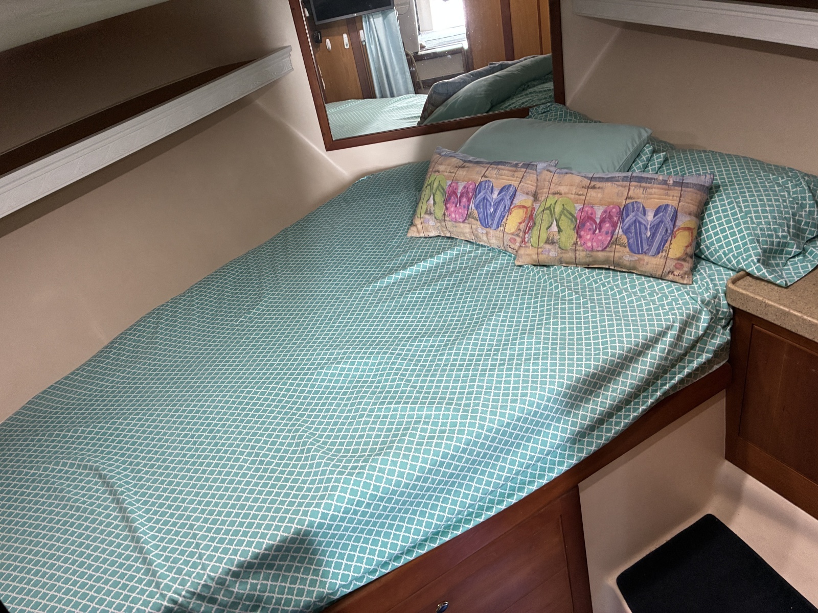 34' Luhrs Stateroom