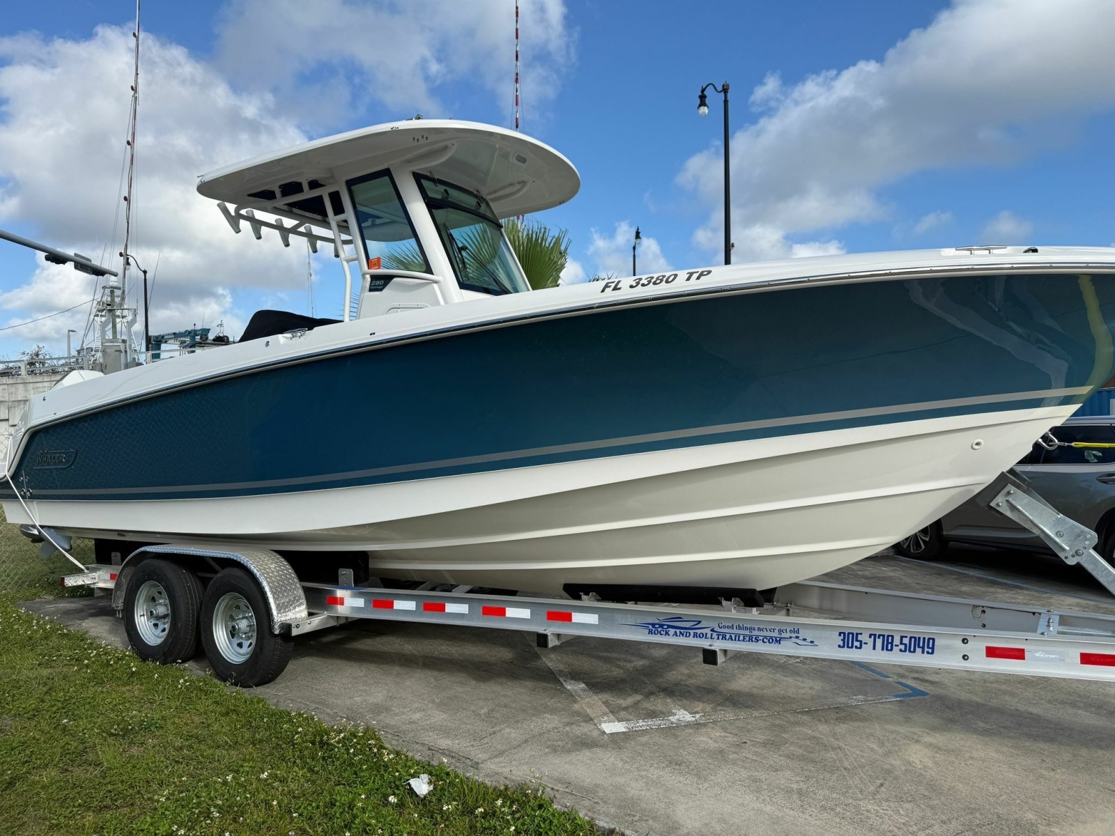 28' 2023 Boston Whaler 