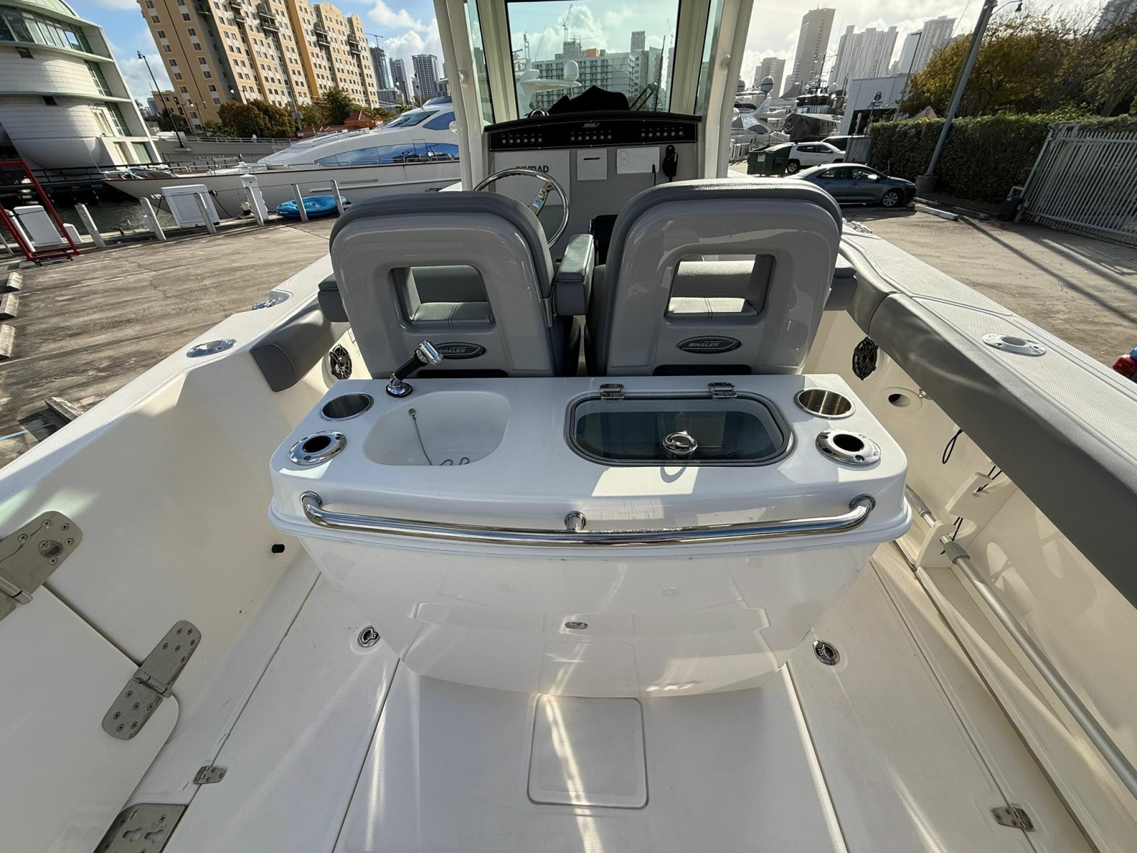 28' 2023 Boston Whaler 