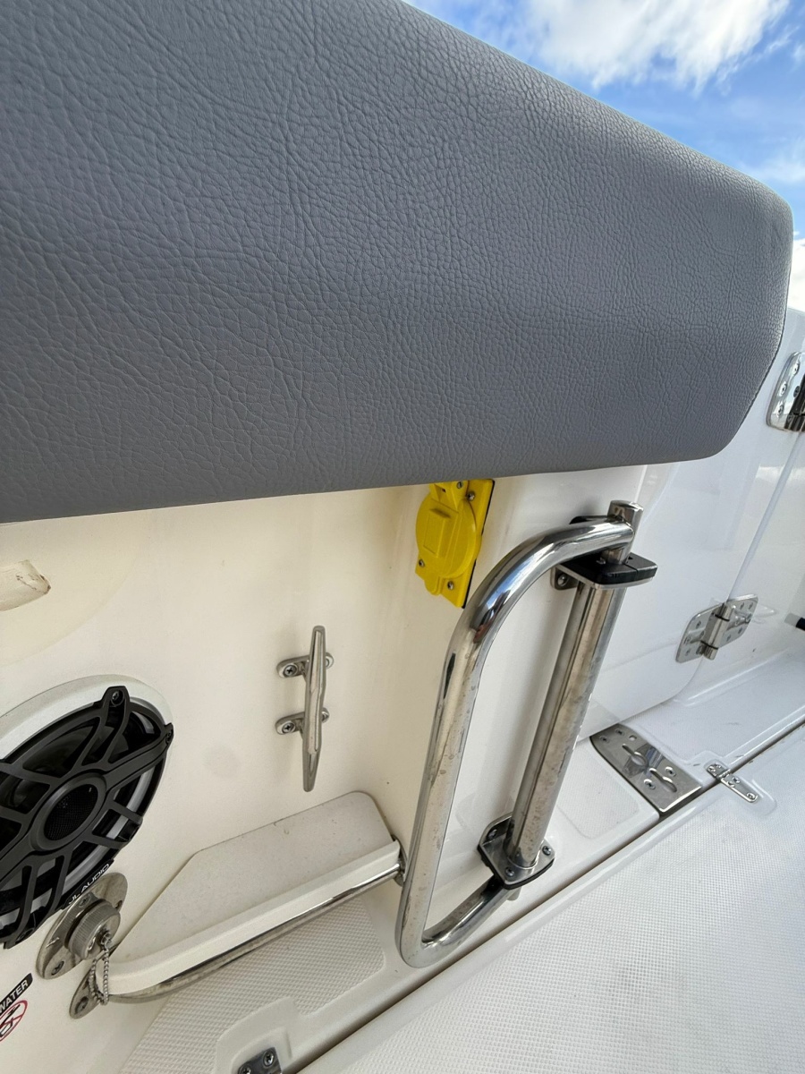 28' 2023 Boston Whaler 