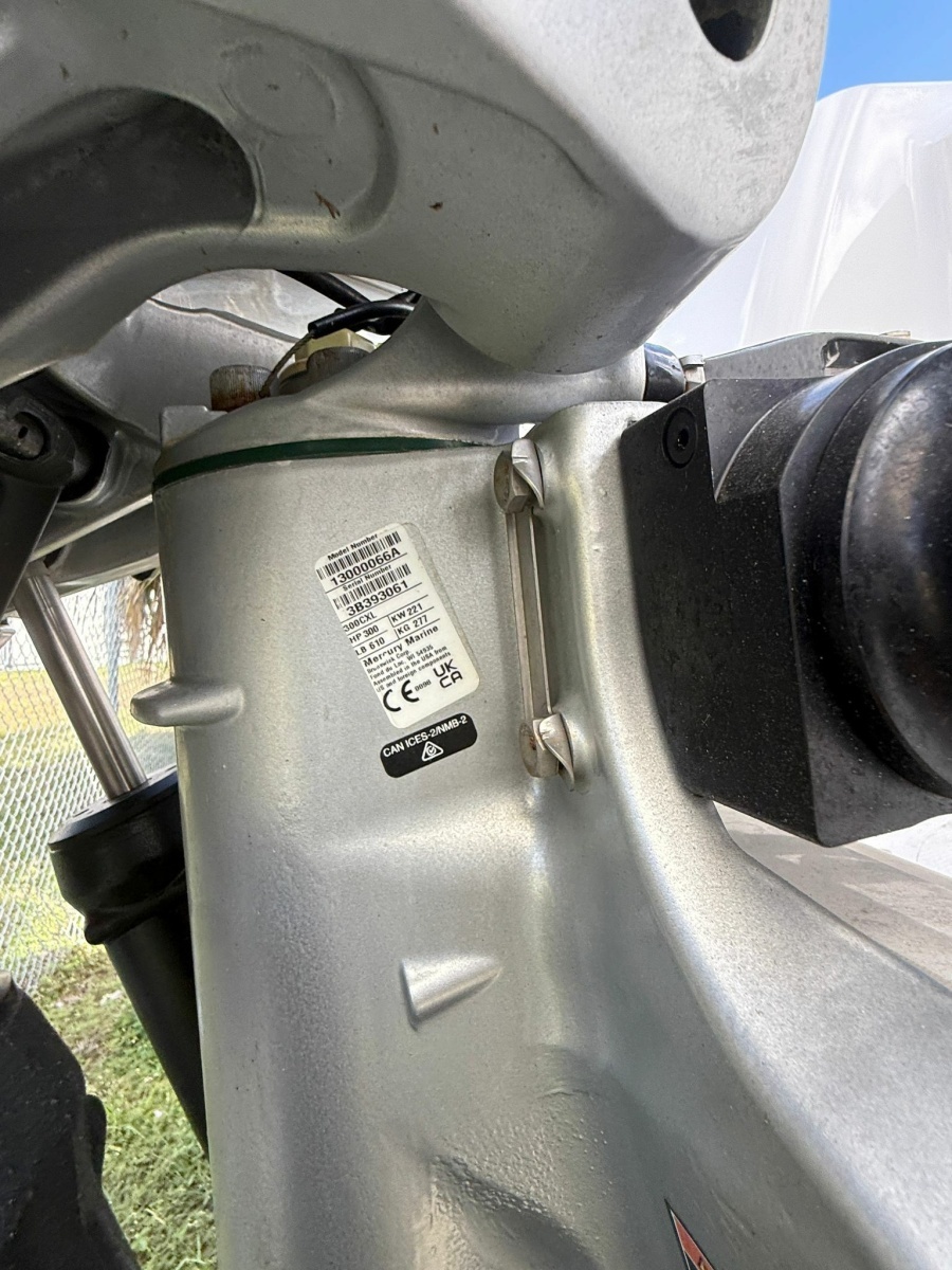 28ft Boston Whaler Yacht For Sale