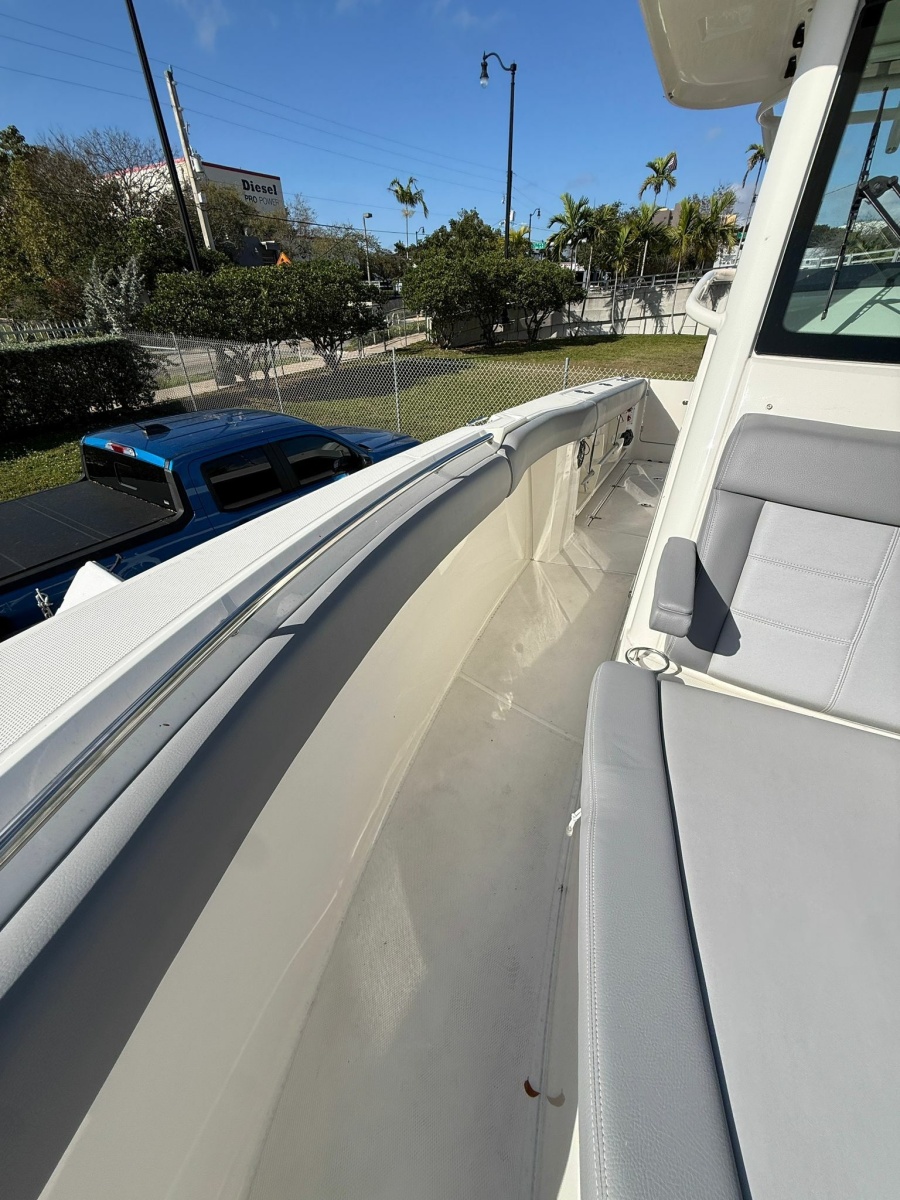 28' 2023 Boston Whaler 