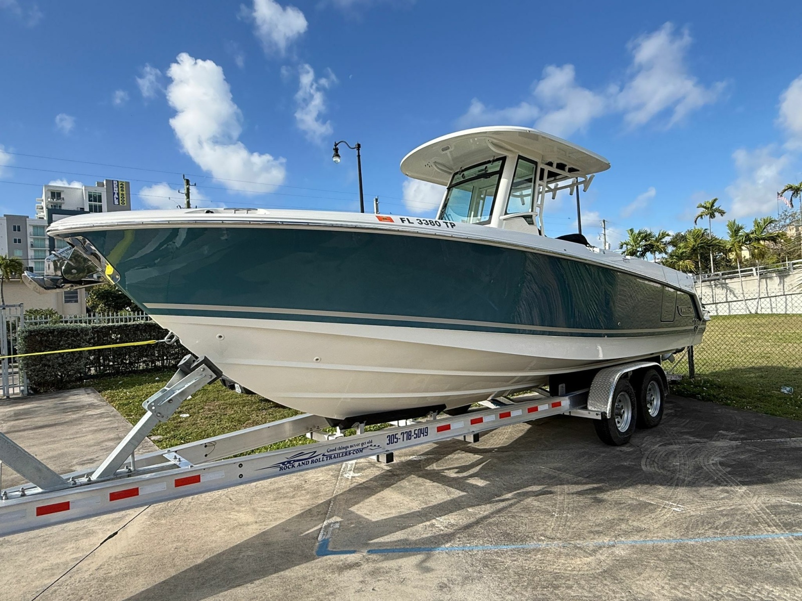 28' 2023 Boston Whaler 