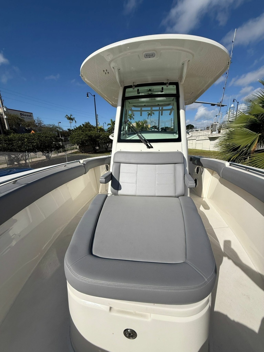 28ft Boston Whaler Yacht For Sale